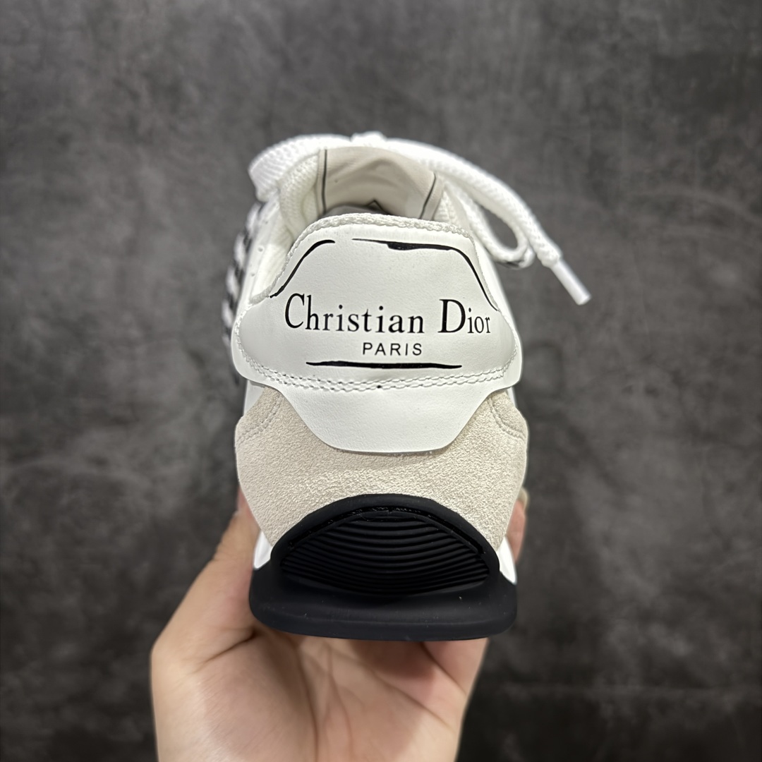 图片[4]-【广东纯原版本】Dior sketch 迪奥春夏走秀款涂鸦素描德训鞋 阿甘鞋 原版开发 25ss春夏秀场出镜率最高的单品 这双鞋改变了之前印象中的阿甘鞋单一的设计风格 保留着原本的造型 细节点缀上非常符合当下流行趋势但也融入了主理人对于阿甘鞋全新的理解和复古情怀。整体感觉焕然一新材质是有一点哑光的皮质，复古风十足 看起来很高级 上脚后的感觉就是很凸造型 上脚真心好看又百搭 啥风格衣服裤子裙子都能驾驭 谁穿谁好看 原版组合大底 尺码：35-40 (男鞋后续出货)-选品中心