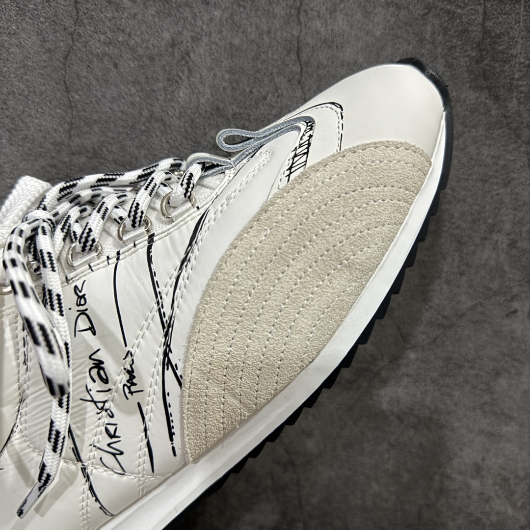 图片[6]-【广东纯原版本】Dior sketch 迪奥春夏走秀款涂鸦素描德训鞋 阿甘鞋 原版开发 25ss春夏秀场出镜率最高的单品 这双鞋改变了之前印象中的阿甘鞋单一的设计风格 保留着原本的造型 细节点缀上非常符合当下流行趋势但也融入了主理人对于阿甘鞋全新的理解和复古情怀。整体感觉焕然一新材质是有一点哑光的皮质，复古风十足 看起来很高级 上脚后的感觉就是很凸造型 上脚真心好看又百搭 啥风格衣服裤子裙子都能驾驭 谁穿谁好看 原版组合大底 尺码：35-40 (男鞋后续出货)-选品中心