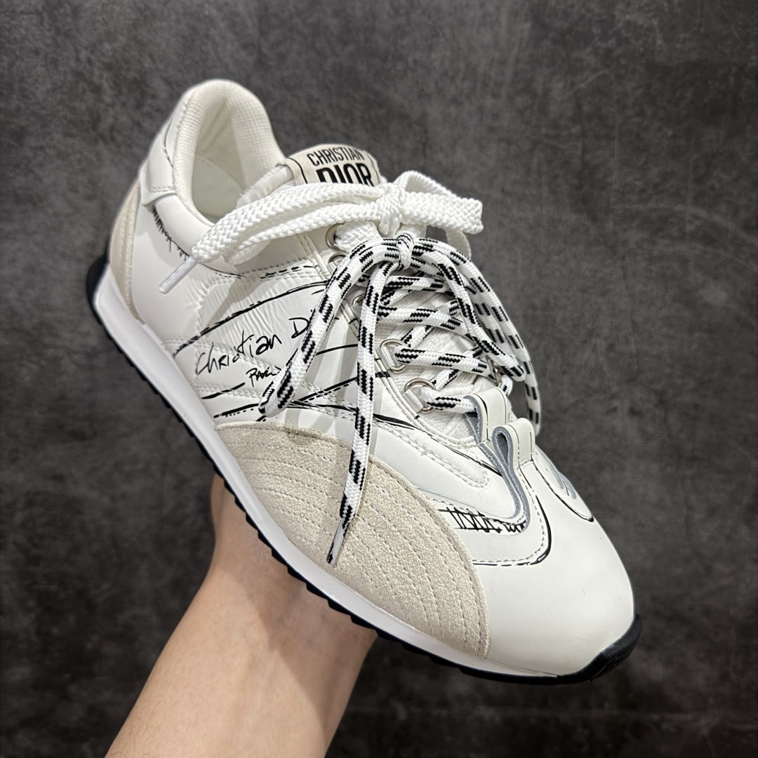 图片[3]-【广东纯原版本】Dior sketch 迪奥春夏走秀款涂鸦素描德训鞋 阿甘鞋 原版开发 25ss春夏秀场出镜率最高的单品 这双鞋改变了之前印象中的阿甘鞋单一的设计风格 保留着原本的造型 细节点缀上非常符合当下流行趋势但也融入了主理人对于阿甘鞋全新的理解和复古情怀。整体感觉焕然一新材质是有一点哑光的皮质，复古风十足 看起来很高级 上脚后的感觉就是很凸造型 上脚真心好看又百搭 啥风格衣服裤子裙子都能驾驭 谁穿谁好看 原版组合大底 尺码：35-40 (男鞋后续出货)-选品中心