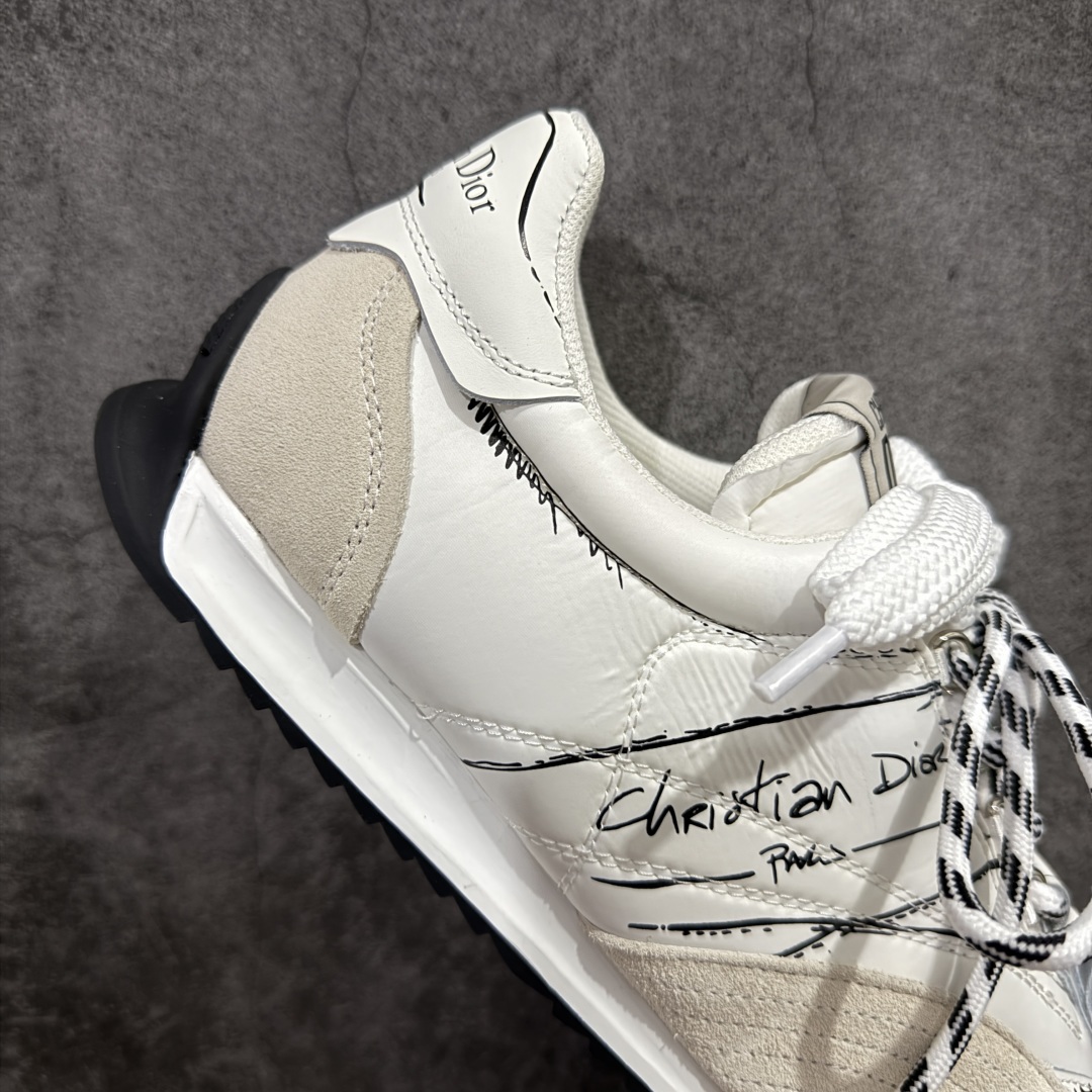 图片[7]-【广东纯原版本】Dior sketch 迪奥春夏走秀款涂鸦素描德训鞋 阿甘鞋 原版开发 25ss春夏秀场出镜率最高的单品 这双鞋改变了之前印象中的阿甘鞋单一的设计风格 保留着原本的造型 细节点缀上非常符合当下流行趋势但也融入了主理人对于阿甘鞋全新的理解和复古情怀。整体感觉焕然一新材质是有一点哑光的皮质，复古风十足 看起来很高级 上脚后的感觉就是很凸造型 上脚真心好看又百搭 啥风格衣服裤子裙子都能驾驭 谁穿谁好看 原版组合大底 尺码：35-40 (男鞋后续出货)-选品中心