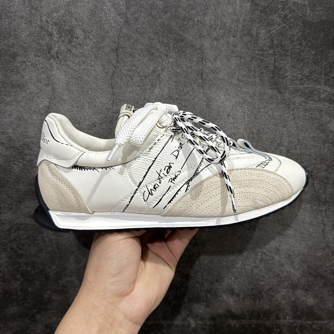 【广东纯原版本】Dior sketch 迪奥春夏走秀款涂鸦素描德训鞋 阿甘鞋 原版开发 25ss春夏秀场出镜率最高的单品 这双鞋改变了之前印象中的阿甘鞋单一的设计风格 保留着原本的造型 细节点缀上非常符合当下流行趋势但也融入了主理人对于阿甘鞋全新的理解和复古情怀。整体感觉焕然一新材质是有一点哑光的皮质,复古风十足 看起来很高级 上脚后的感觉就是很凸造型 上脚真心好看又百搭 啥风格衣服裤子裙子都能驾驭 谁穿谁好看 原版组合大底 尺码:35-40 (男鞋后续出货)-选品中心
