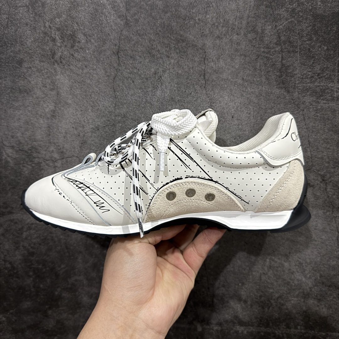 图片[2]-【广东纯原版本】Dior sketch 迪奥春夏走秀款涂鸦素描德训鞋 阿甘鞋 原版开发 25ss春夏秀场出镜率最高的单品 这双鞋改变了之前印象中的阿甘鞋单一的设计风格 保留着原本的造型 细节点缀上非常符合当下流行趋势但也融入了主理人对于阿甘鞋全新的理解和复古情怀。整体感觉焕然一新材质是有一点哑光的皮质，复古风十足 看起来很高级 上脚后的感觉就是很凸造型 上脚真心好看又百搭 啥风格衣服裤子裙子都能驾驭 谁穿谁好看 原版组合大底 尺码：35-40 (男鞋后续出货)-选品中心