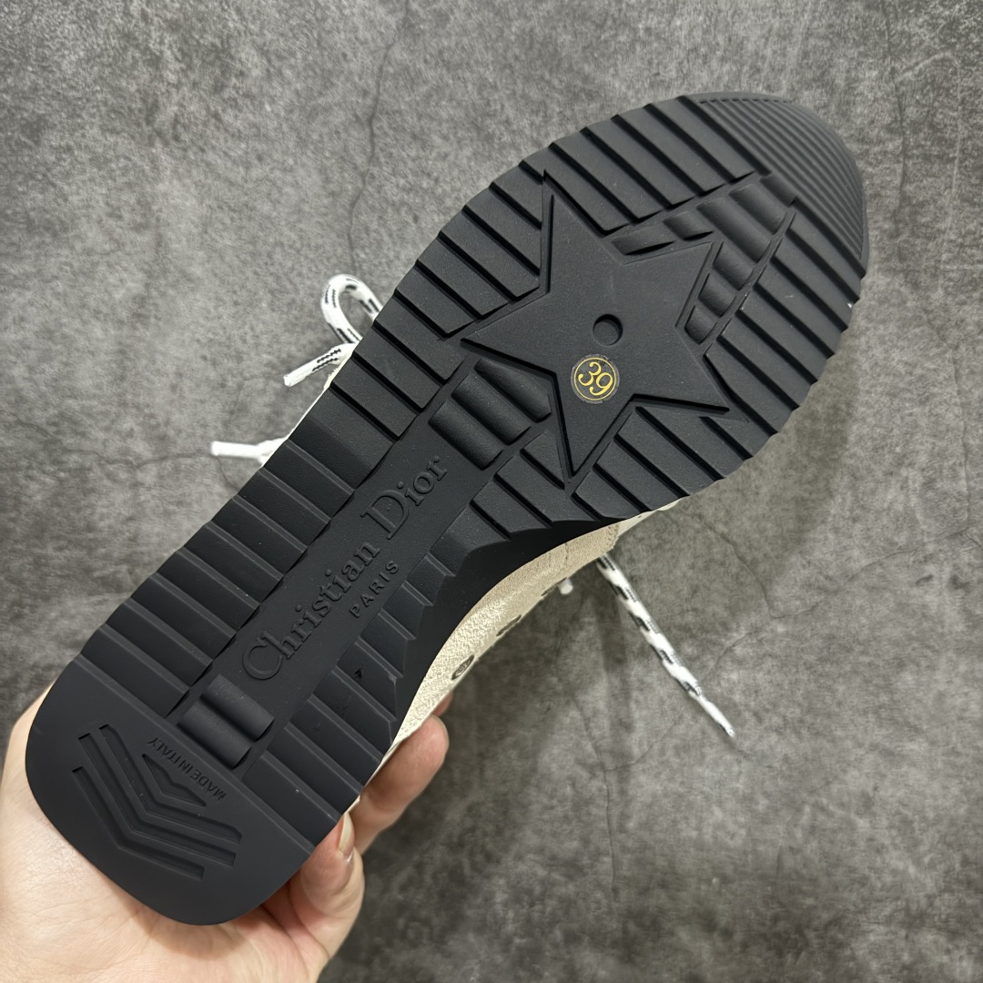 图片[9]-【广东纯原版本】Dior sketch 迪奥春夏走秀款涂鸦素描德训鞋 阿甘鞋 原版开发 25ss春夏秀场出镜率最高的单品 这双鞋改变了之前印象中的阿甘鞋单一的设计风格 保留着原本的造型 细节点缀上非常符合当下流行趋势但也融入了主理人对于阿甘鞋全新的理解和复古情怀。整体感觉焕然一新材质是有一点哑光的皮质，复古风十足 看起来很高级 上脚后的感觉就是很凸造型 上脚真心好看又百搭 啥风格衣服裤子裙子都能驾驭 谁穿谁好看 原版组合大底 尺码：35-40 (男鞋后续出货)-选品中心