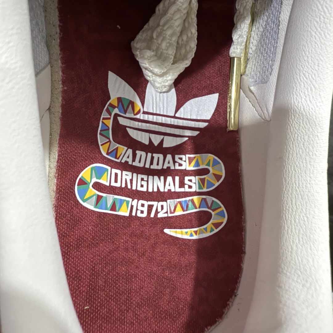 图片[9]-【渠道纯原】Adidas Originals Samba 桑巴德训鞋 蛇年限定 白黑红 原版开发 精工制做 细节多次校对 与原版几乎无差别 鞋身全部采用头层皮 区分市面偷工减料！ 鞋带都是原厂的，系鞋带的方式都同步ZP！ 货号：JQ5976 尺码：36 36.5 37 38 38.5 39 40 40.5 41 42 42.5 43 44 44.5 45-选品中心