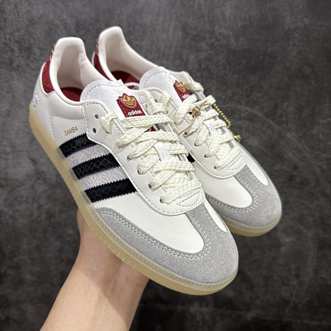 【渠道纯原】Adidas Originals Samba 桑巴德训鞋 蛇年限定 白黑红 原版开发 精工制做 细节多次校对 与原版几乎无差别 鞋身全部采用头层皮 区分市面偷工减料! 鞋带都是原厂的,系鞋带的方式都同步ZP! 货号:JQ5976 尺码:36 36.5 37 38 38.5 39 40 40.5 41 42 42.5 43 44 44.5 45-选品中心