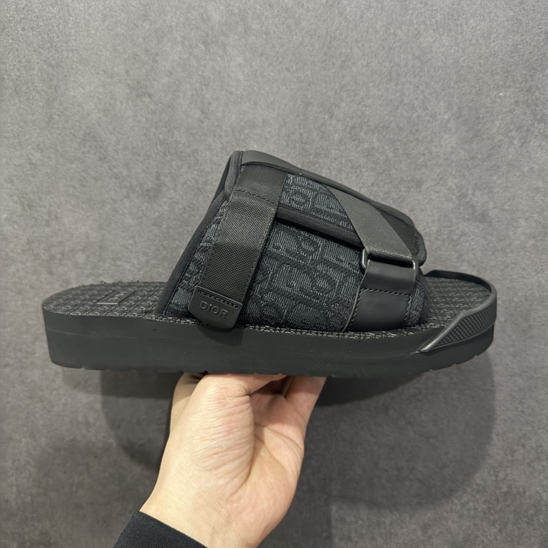 【广东纯原版本】Dior 迪奥 Alpha Obique 电绣时尚拖鞋 此款包头拖鞋特色在于采用米色和黑色 Dior Oblique 经典传统采用电绣提花辨识度很高 该图案最初于 1967 年引入。这款凉鞋采用结实的双色橡胶鞋底,搭配黑色尼龙饰带,侧面饰以“Dior”徽标,正面橡胶拼接保护鞋头。可搭配牛仔裤或长裤穿着,提升休闲服饰的格调 尺码:38 39 40 41 42 43 44 45 46-选品中心