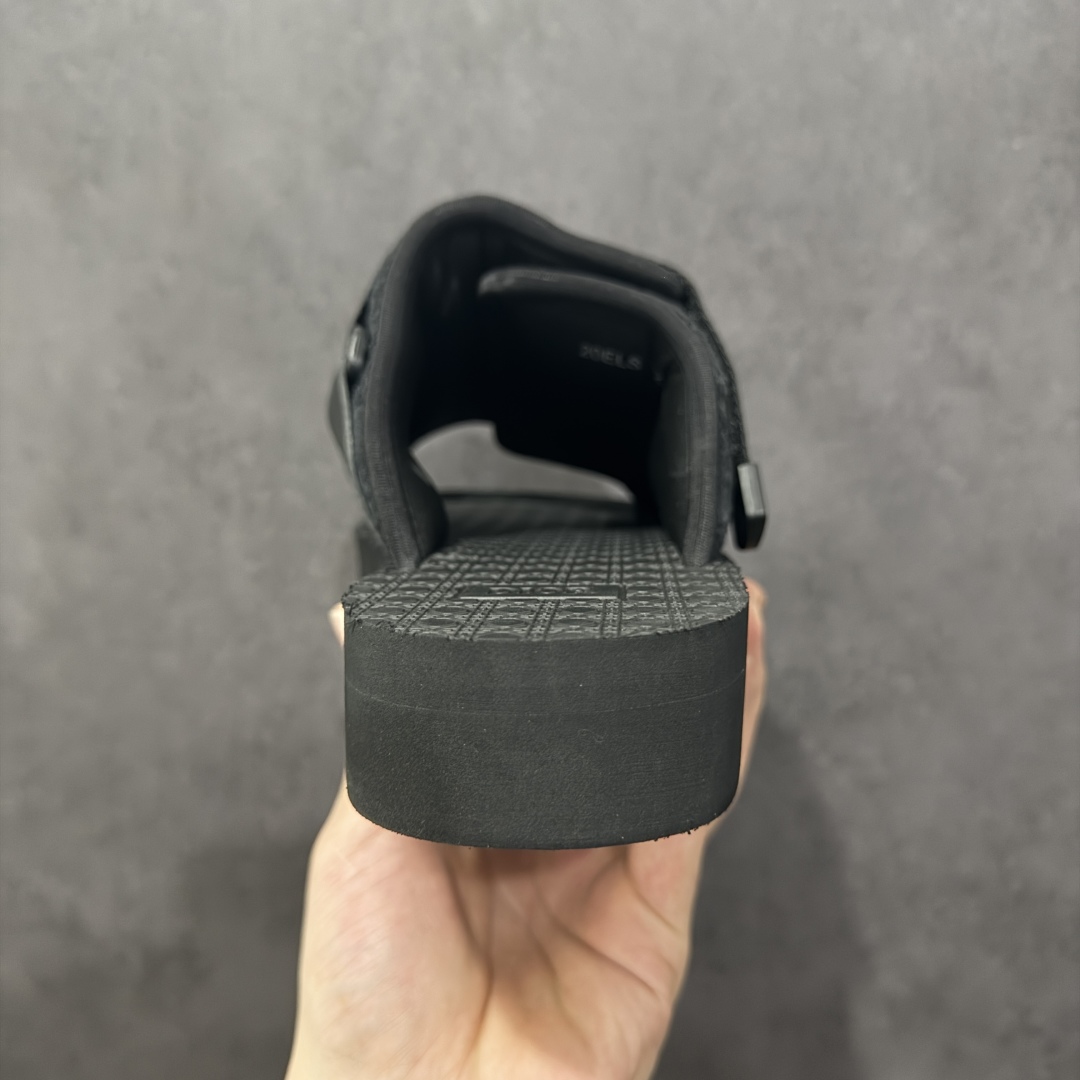 图片[4]-【广东纯原版本】Dior 迪奥 Alpha Obique 电绣时尚拖鞋 此款包头拖鞋特色在于采用米色和黑色 Dior Oblique 经典传统采用电绣提花辨识度很高 该图案最初于 1967 年引入。这款凉鞋采用结实的双色橡胶鞋底，搭配黑色尼龙饰带，侧面饰以“Dior”徽标，正面橡胶拼接保护鞋头。可搭配牛仔裤或长裤穿着，提升休闲服饰的格调 尺码：38 39 40 41 42 43 44 45 46-选品中心