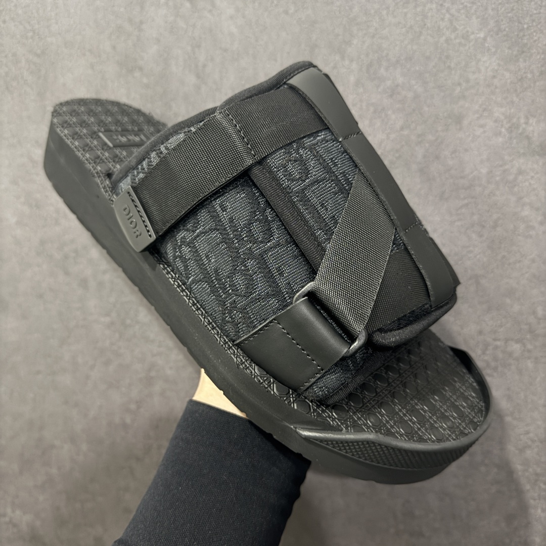 图片[3]-【广东纯原版本】Dior 迪奥 Alpha Obique 电绣时尚拖鞋 此款包头拖鞋特色在于采用米色和黑色 Dior Oblique 经典传统采用电绣提花辨识度很高 该图案最初于 1967 年引入。这款凉鞋采用结实的双色橡胶鞋底，搭配黑色尼龙饰带，侧面饰以“Dior”徽标，正面橡胶拼接保护鞋头。可搭配牛仔裤或长裤穿着，提升休闲服饰的格调 尺码：38 39 40 41 42 43 44 45 46-选品中心
