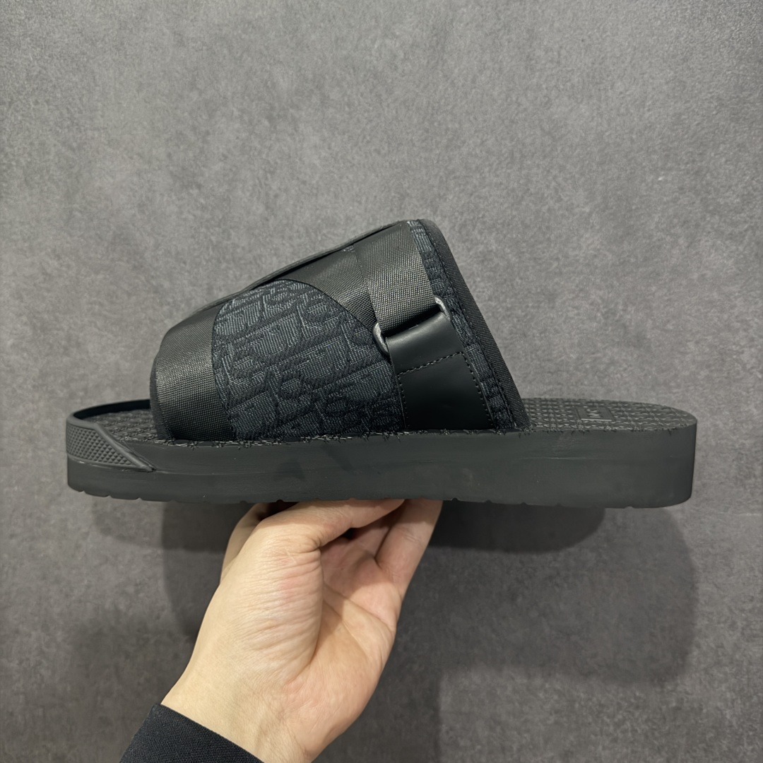 图片[2]-【广东纯原版本】Dior 迪奥 Alpha Obique 电绣时尚拖鞋 此款包头拖鞋特色在于采用米色和黑色 Dior Oblique 经典传统采用电绣提花辨识度很高 该图案最初于 1967 年引入。这款凉鞋采用结实的双色橡胶鞋底，搭配黑色尼龙饰带，侧面饰以“Dior”徽标，正面橡胶拼接保护鞋头。可搭配牛仔裤或长裤穿着，提升休闲服饰的格调 尺码：38 39 40 41 42 43 44 45 46-选品中心