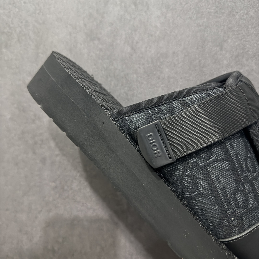 图片[6]-【广东纯原版本】Dior 迪奥 Alpha Obique 电绣时尚拖鞋 此款包头拖鞋特色在于采用米色和黑色 Dior Oblique 经典传统采用电绣提花辨识度很高 该图案最初于 1967 年引入。这款凉鞋采用结实的双色橡胶鞋底，搭配黑色尼龙饰带，侧面饰以“Dior”徽标，正面橡胶拼接保护鞋头。可搭配牛仔裤或长裤穿着，提升休闲服饰的格调 尺码：38 39 40 41 42 43 44 45 46-选品中心