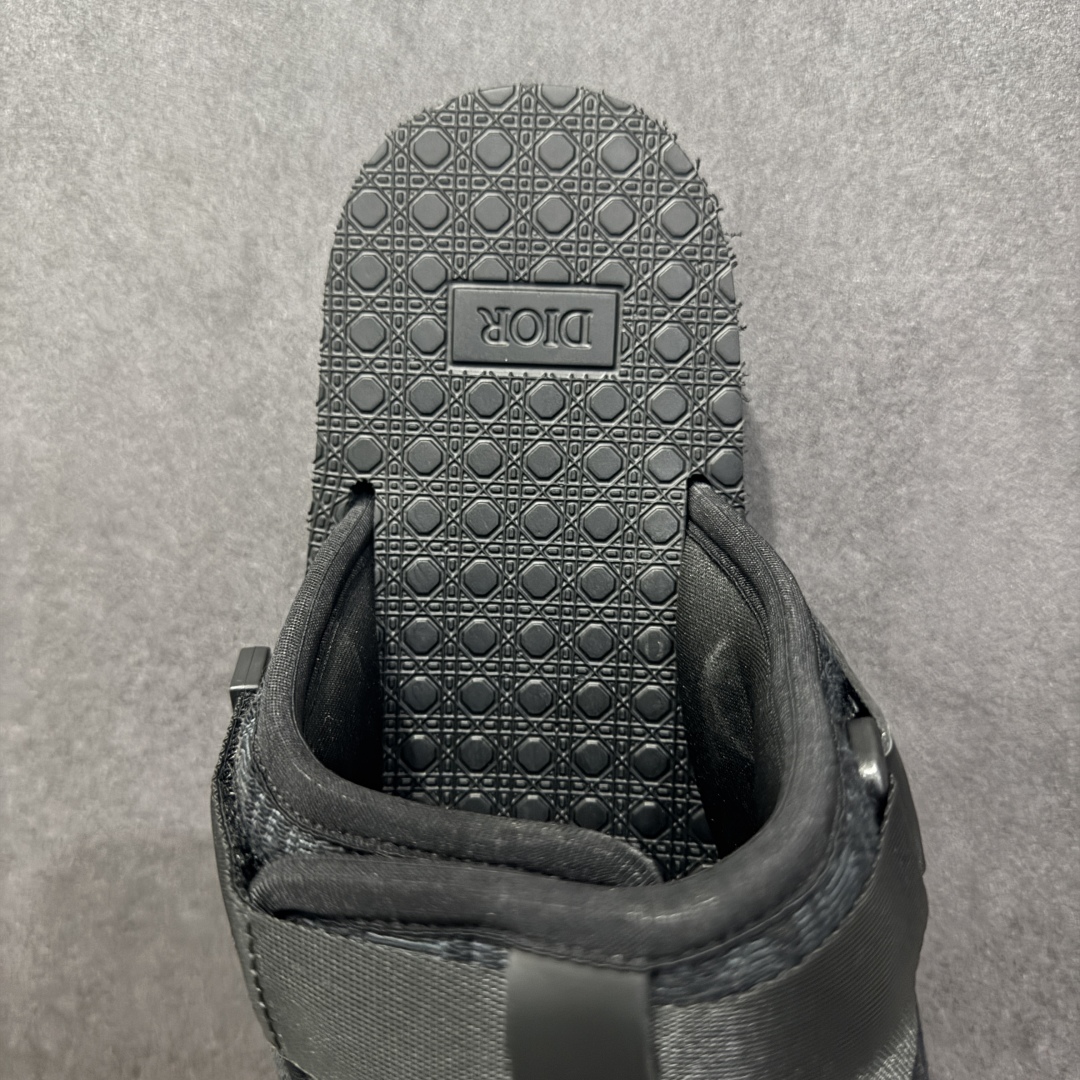 图片[8]-【广东纯原版本】Dior 迪奥 Alpha Obique 电绣时尚拖鞋 此款包头拖鞋特色在于采用米色和黑色 Dior Oblique 经典传统采用电绣提花辨识度很高 该图案最初于 1967 年引入。这款凉鞋采用结实的双色橡胶鞋底，搭配黑色尼龙饰带，侧面饰以“Dior”徽标，正面橡胶拼接保护鞋头。可搭配牛仔裤或长裤穿着，提升休闲服饰的格调 尺码：38 39 40 41 42 43 44 45 46-选品中心