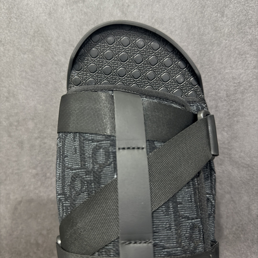 图片[7]-【广东纯原版本】Dior 迪奥 Alpha Obique 电绣时尚拖鞋 此款包头拖鞋特色在于采用米色和黑色 Dior Oblique 经典传统采用电绣提花辨识度很高 该图案最初于 1967 年引入。这款凉鞋采用结实的双色橡胶鞋底，搭配黑色尼龙饰带，侧面饰以“Dior”徽标，正面橡胶拼接保护鞋头。可搭配牛仔裤或长裤穿着，提升休闲服饰的格调 尺码：38 39 40 41 42 43 44 45 46-选品中心