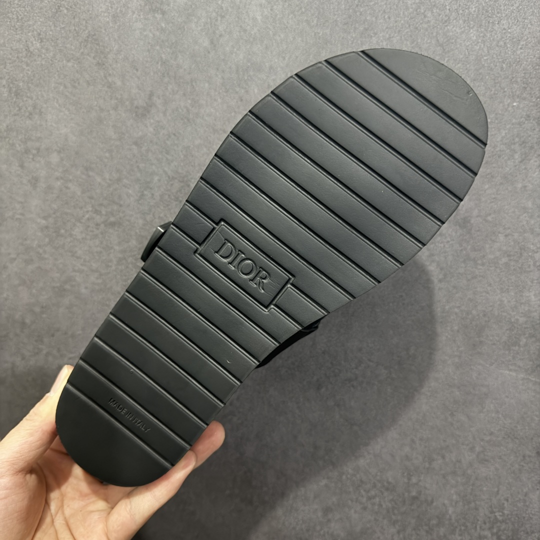 图片[9]-【广东纯原版本】Dior 迪奥 Alpha Obique 电绣时尚拖鞋 此款包头拖鞋特色在于采用米色和黑色 Dior Oblique 经典传统采用电绣提花辨识度很高 该图案最初于 1967 年引入。这款凉鞋采用结实的双色橡胶鞋底，搭配黑色尼龙饰带，侧面饰以“Dior”徽标，正面橡胶拼接保护鞋头。可搭配牛仔裤或长裤穿着，提升休闲服饰的格调 尺码：38 39 40 41 42 43 44 45 46-选品中心