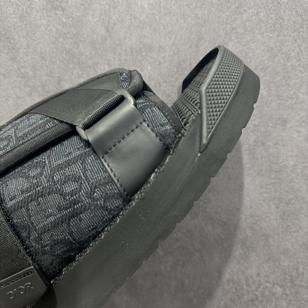 图片[5]-【广东纯原版本】Dior 迪奥 Alpha Obique 电绣时尚拖鞋 此款包头拖鞋特色在于采用米色和黑色 Dior Oblique 经典传统采用电绣提花辨识度很高 该图案最初于 1967 年引入。这款凉鞋采用结实的双色橡胶鞋底，搭配黑色尼龙饰带，侧面饰以“Dior”徽标，正面橡胶拼接保护鞋头。可搭配牛仔裤或长裤穿着，提升休闲服饰的格调 尺码：38 39 40 41 42 43 44 45 46-选品中心