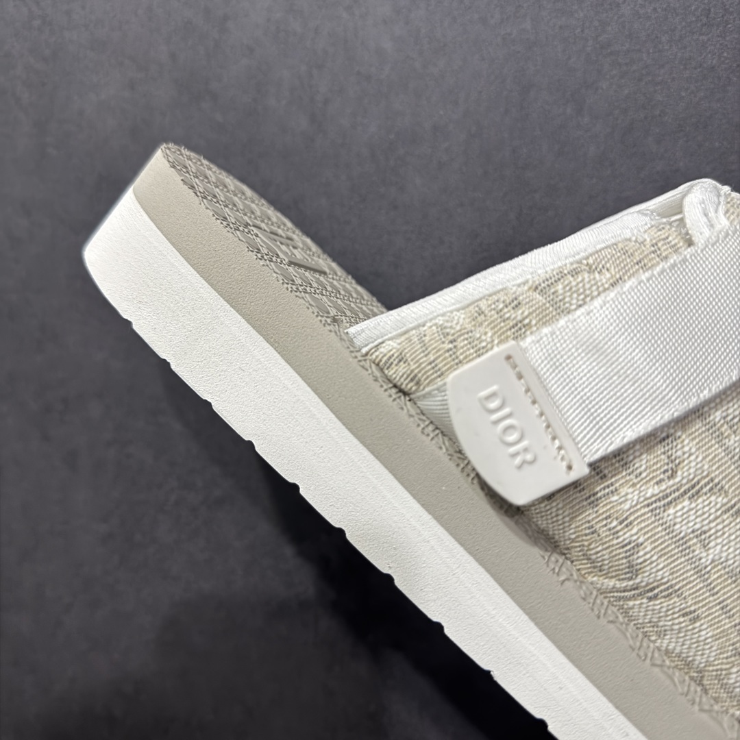 图片[6]-【广东纯原版本】Dior 迪奥 Alpha Obique 电绣时尚拖鞋 此款包头拖鞋特色在于采用米色和黑色 Dior Oblique 经典传统采用电绣提花辨识度很高 该图案最初于 1967 年引入。这款凉鞋采用结实的双色橡胶鞋底，搭配黑色尼龙饰带，侧面饰以“Dior”徽标，正面橡胶拼接保护鞋头。可搭配牛仔裤或长裤穿着，提升休闲服饰的格调 尺码：38 39 40 41 42 43 44 45 46-选品中心