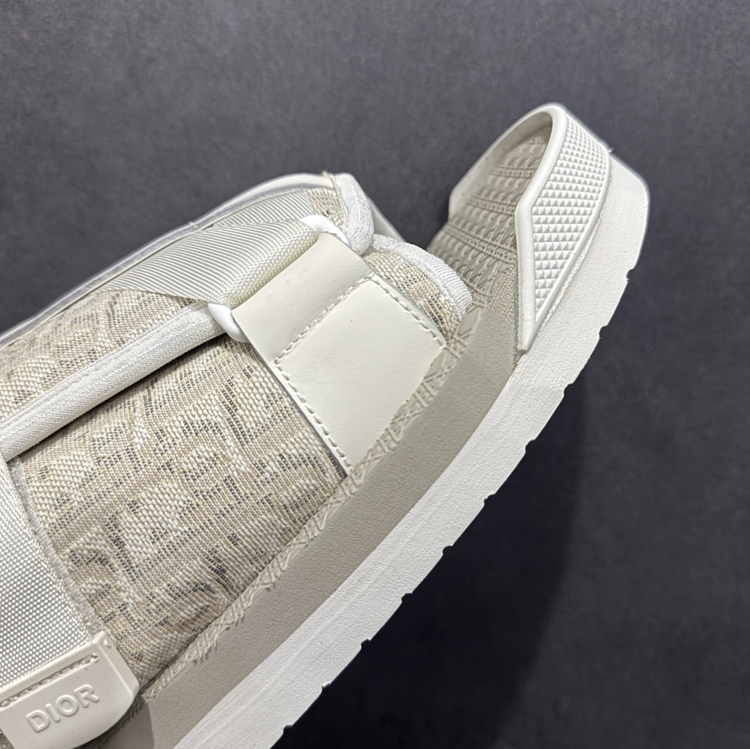 图片[5]-【广东纯原版本】Dior 迪奥 Alpha Obique 电绣时尚拖鞋 此款包头拖鞋特色在于采用米色和黑色 Dior Oblique 经典传统采用电绣提花辨识度很高 该图案最初于 1967 年引入。这款凉鞋采用结实的双色橡胶鞋底，搭配黑色尼龙饰带，侧面饰以“Dior”徽标，正面橡胶拼接保护鞋头。可搭配牛仔裤或长裤穿着，提升休闲服饰的格调 尺码：38 39 40 41 42 43 44 45 46-选品中心
