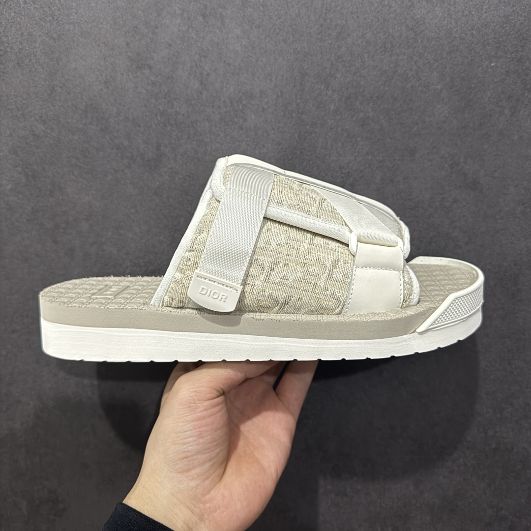 【广东纯原版本】Dior 迪奥 Alpha Obique 电绣时尚拖鞋 此款包头拖鞋特色在于采用米色和黑色 Dior Oblique 经典传统采用电绣提花辨识度很高 该图案最初于 1967 年引入。这款凉鞋采用结实的双色橡胶鞋底,搭配黑色尼龙饰带,侧面饰以“Dior”徽标,正面橡胶拼接保护鞋头。可搭配牛仔裤或长裤穿着,提升休闲服饰的格调 尺码:38 39 40 41 42 43 44 45 46-选品中心