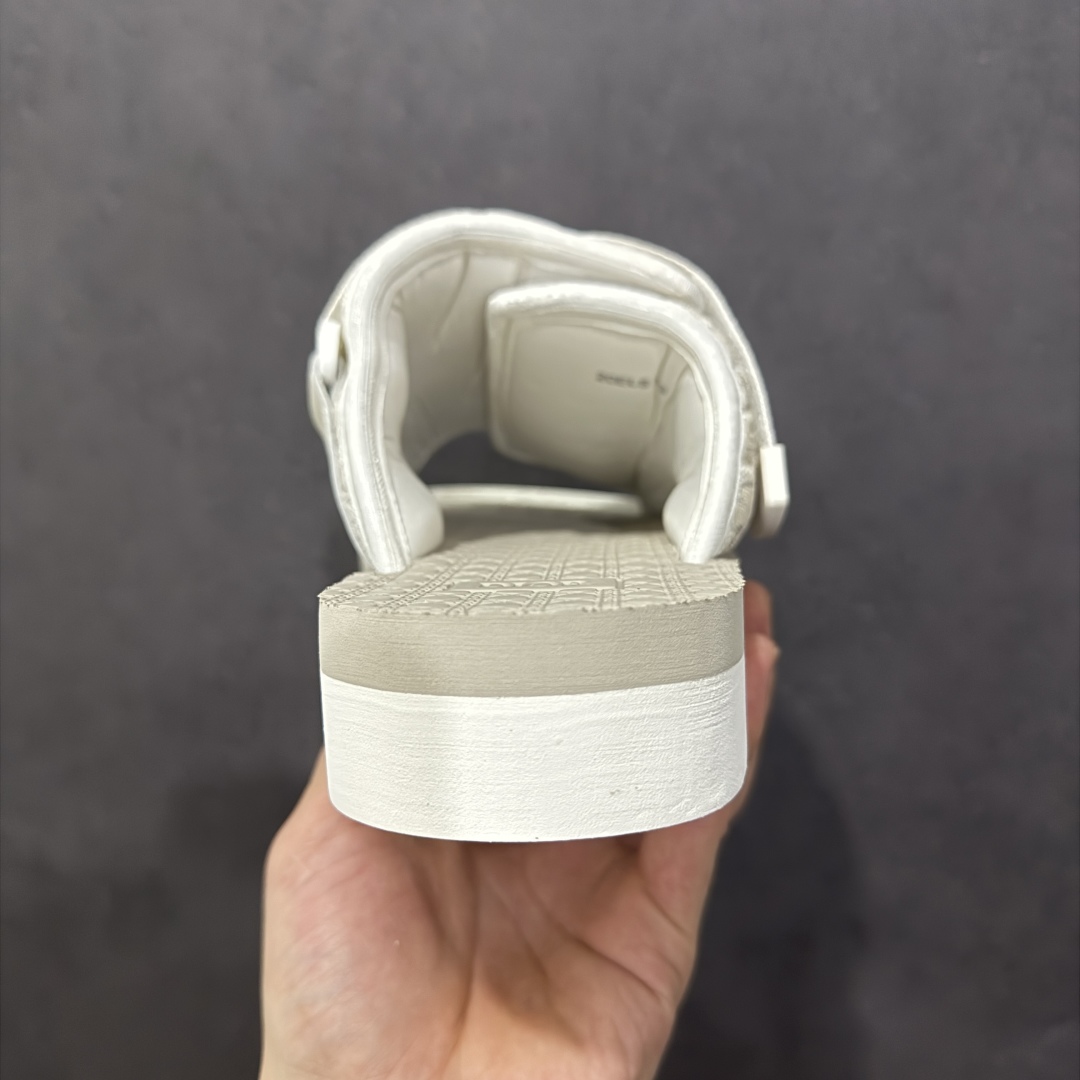 图片[4]-【广东纯原版本】Dior 迪奥 Alpha Obique 电绣时尚拖鞋 此款包头拖鞋特色在于采用米色和黑色 Dior Oblique 经典传统采用电绣提花辨识度很高 该图案最初于 1967 年引入。这款凉鞋采用结实的双色橡胶鞋底，搭配黑色尼龙饰带，侧面饰以“Dior”徽标，正面橡胶拼接保护鞋头。可搭配牛仔裤或长裤穿着，提升休闲服饰的格调 尺码：38 39 40 41 42 43 44 45 46-选品中心