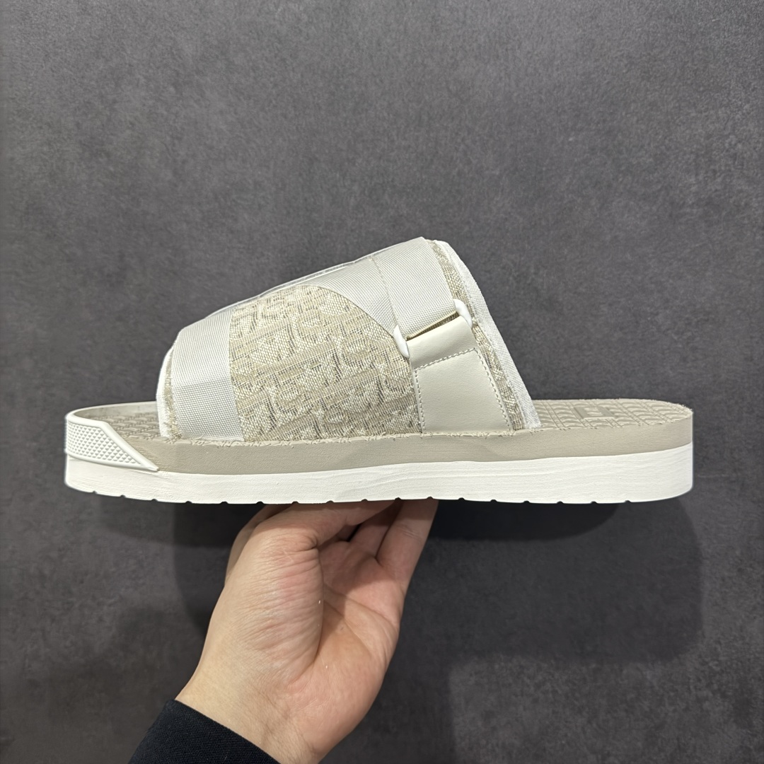 图片[2]-【广东纯原版本】Dior 迪奥 Alpha Obique 电绣时尚拖鞋 此款包头拖鞋特色在于采用米色和黑色 Dior Oblique 经典传统采用电绣提花辨识度很高 该图案最初于 1967 年引入。这款凉鞋采用结实的双色橡胶鞋底，搭配黑色尼龙饰带，侧面饰以“Dior”徽标，正面橡胶拼接保护鞋头。可搭配牛仔裤或长裤穿着，提升休闲服饰的格调 尺码：38 39 40 41 42 43 44 45 46-选品中心