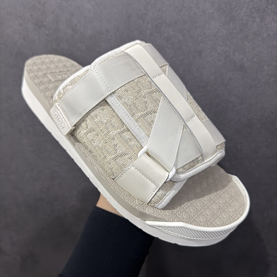 图片[3]-【广东纯原版本】Dior 迪奥 Alpha Obique 电绣时尚拖鞋 此款包头拖鞋特色在于采用米色和黑色 Dior Oblique 经典传统采用电绣提花辨识度很高 该图案最初于 1967 年引入。这款凉鞋采用结实的双色橡胶鞋底，搭配黑色尼龙饰带，侧面饰以“Dior”徽标，正面橡胶拼接保护鞋头。可搭配牛仔裤或长裤穿着，提升休闲服饰的格调 尺码：38 39 40 41 42 43 44 45 46-选品中心