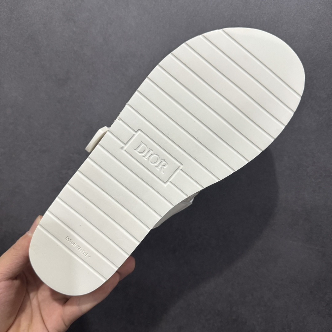 图片[9]-【广东纯原版本】Dior 迪奥 Alpha Obique 电绣时尚拖鞋 此款包头拖鞋特色在于采用米色和黑色 Dior Oblique 经典传统采用电绣提花辨识度很高 该图案最初于 1967 年引入。这款凉鞋采用结实的双色橡胶鞋底，搭配黑色尼龙饰带，侧面饰以“Dior”徽标，正面橡胶拼接保护鞋头。可搭配牛仔裤或长裤穿着，提升休闲服饰的格调 尺码：38 39 40 41 42 43 44 45 46-选品中心