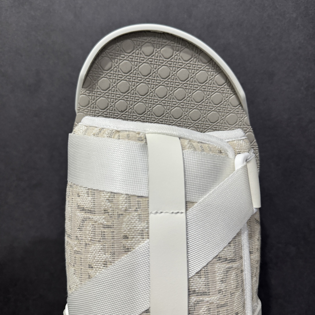 图片[8]-【广东纯原版本】Dior 迪奥 Alpha Obique 电绣时尚拖鞋 此款包头拖鞋特色在于采用米色和黑色 Dior Oblique 经典传统采用电绣提花辨识度很高 该图案最初于 1967 年引入。这款凉鞋采用结实的双色橡胶鞋底，搭配黑色尼龙饰带，侧面饰以“Dior”徽标，正面橡胶拼接保护鞋头。可搭配牛仔裤或长裤穿着，提升休闲服饰的格调 尺码：38 39 40 41 42 43 44 45 46-选品中心