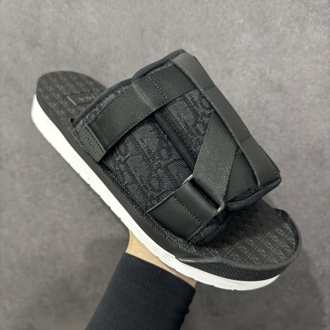图片[3]-【广东纯原版本】Dior 迪奥 Alpha Obique 电绣时尚拖鞋 此款包头拖鞋特色在于采用米色和黑色 Dior Oblique 经典传统采用电绣提花辨识度很高 该图案最初于 1967 年引入。这款凉鞋采用结实的双色橡胶鞋底，搭配黑色尼龙饰带，侧面饰以“Dior”徽标，正面橡胶拼接保护鞋头。可搭配牛仔裤或长裤穿着，提升休闲服饰的格调 尺码：38 39 40 41 42 43 44 45 46-选品中心