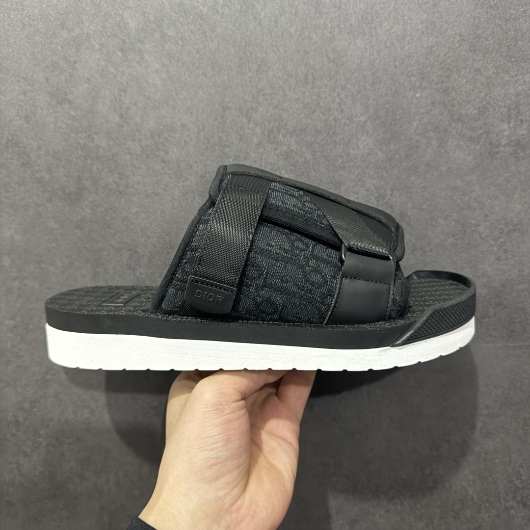 【广东纯原版本】Dior 迪奥 Alpha Obique 电绣时尚拖鞋 此款包头拖鞋特色在于采用米色和黑色 Dior Oblique 经典传统采用电绣提花辨识度很高 该图案最初于 1967 年引入。这款凉鞋采用结实的双色橡胶鞋底,搭配黑色尼龙饰带,侧面饰以“Dior”徽标,正面橡胶拼接保护鞋头。可搭配牛仔裤或长裤穿着,提升休闲服饰的格调 尺码:38 39 40 41 42 43 44 45 46-选品中心