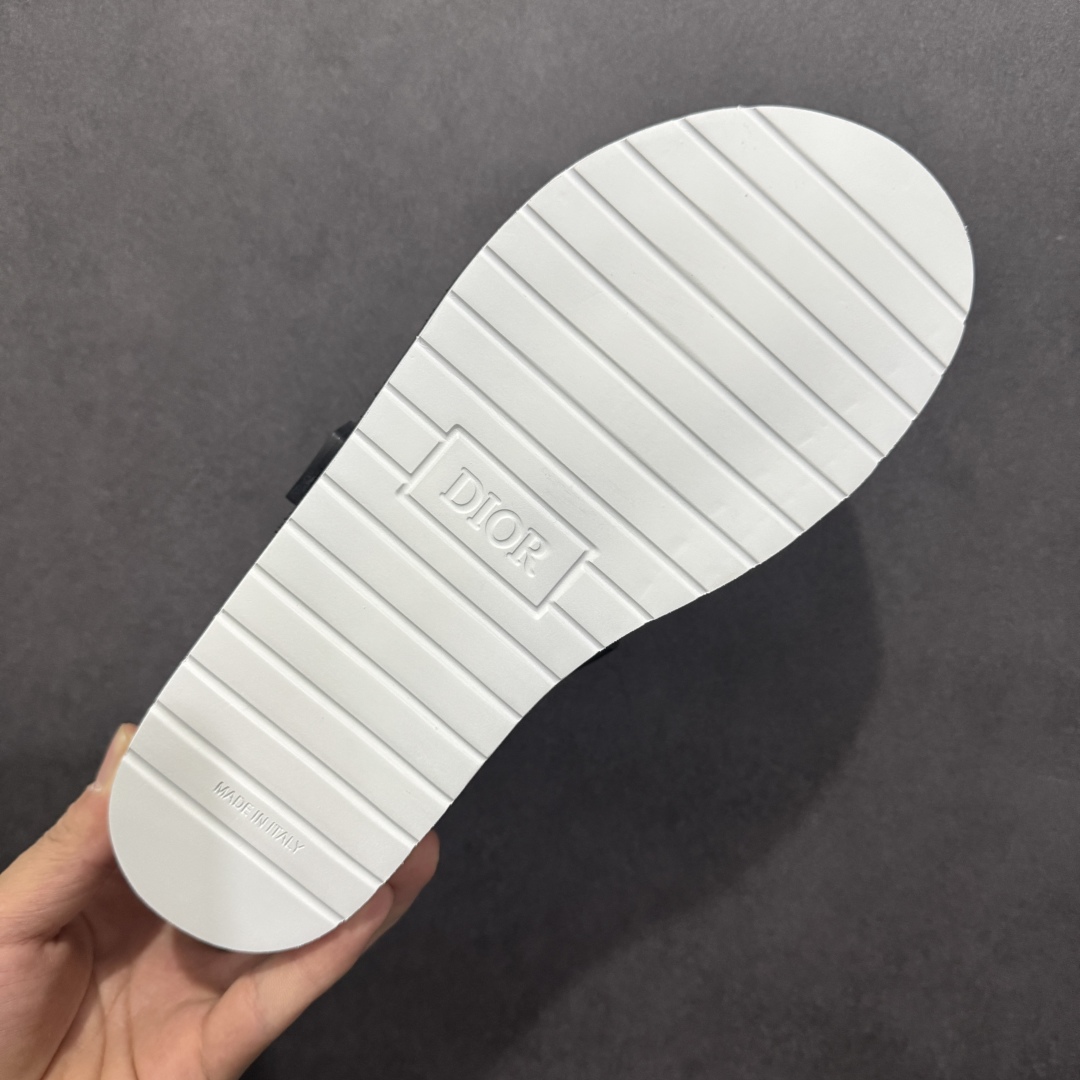 图片[9]-【广东纯原版本】Dior 迪奥 Alpha Obique 电绣时尚拖鞋 此款包头拖鞋特色在于采用米色和黑色 Dior Oblique 经典传统采用电绣提花辨识度很高 该图案最初于 1967 年引入。这款凉鞋采用结实的双色橡胶鞋底，搭配黑色尼龙饰带，侧面饰以“Dior”徽标，正面橡胶拼接保护鞋头。可搭配牛仔裤或长裤穿着，提升休闲服饰的格调 尺码：38 39 40 41 42 43 44 45 46-选品中心