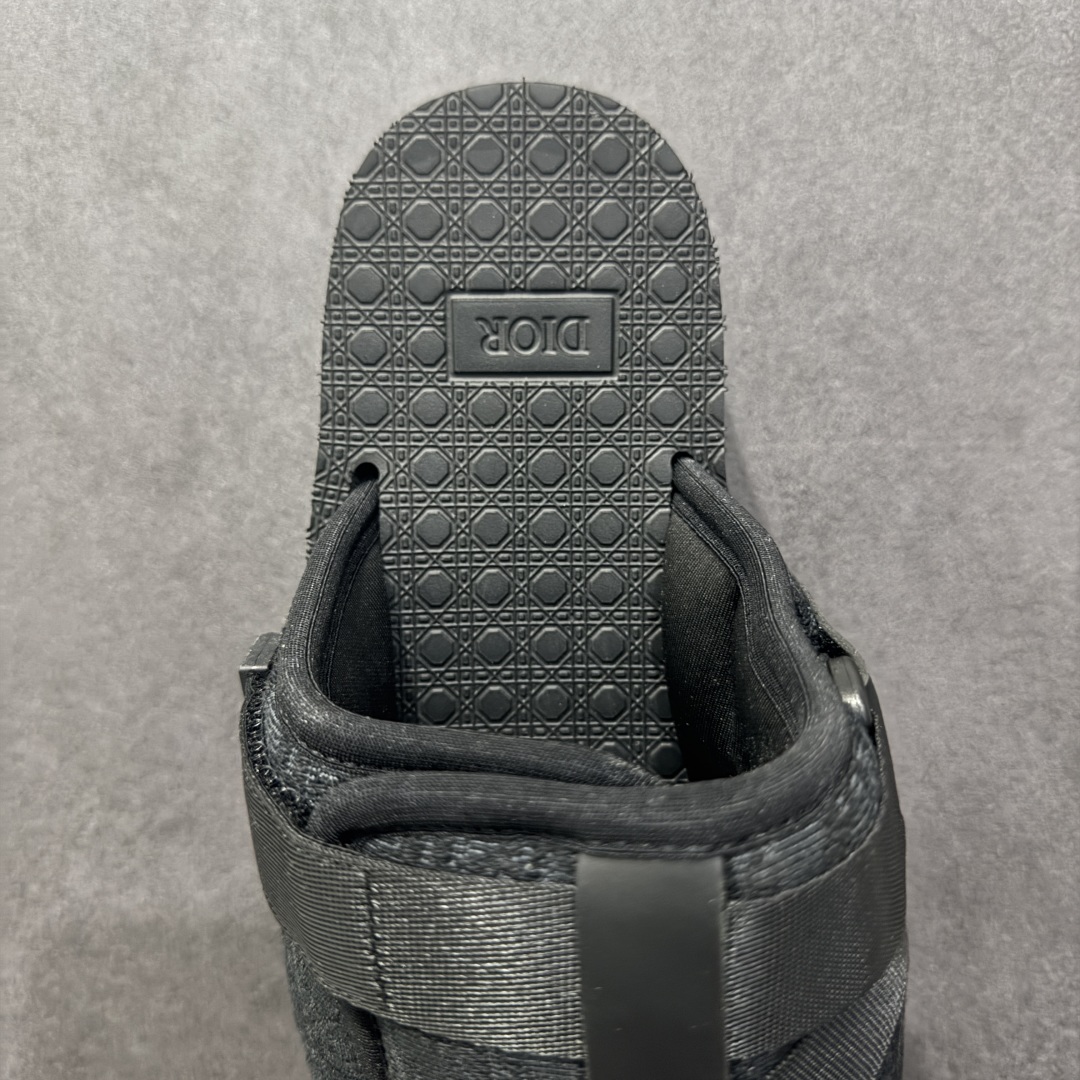 图片[7]-【广东纯原版本】Dior 迪奥 Alpha Obique 电绣时尚拖鞋 此款包头拖鞋特色在于采用米色和黑色 Dior Oblique 经典传统采用电绣提花辨识度很高 该图案最初于 1967 年引入。这款凉鞋采用结实的双色橡胶鞋底，搭配黑色尼龙饰带，侧面饰以“Dior”徽标，正面橡胶拼接保护鞋头。可搭配牛仔裤或长裤穿着，提升休闲服饰的格调 尺码：38 39 40 41 42 43 44 45 46-选品中心