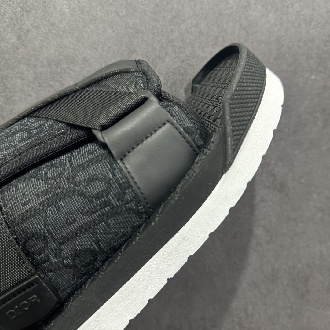 图片[5]-【广东纯原版本】Dior 迪奥 Alpha Obique 电绣时尚拖鞋 此款包头拖鞋特色在于采用米色和黑色 Dior Oblique 经典传统采用电绣提花辨识度很高 该图案最初于 1967 年引入。这款凉鞋采用结实的双色橡胶鞋底，搭配黑色尼龙饰带，侧面饰以“Dior”徽标，正面橡胶拼接保护鞋头。可搭配牛仔裤或长裤穿着，提升休闲服饰的格调 尺码：38 39 40 41 42 43 44 45 46-选品中心