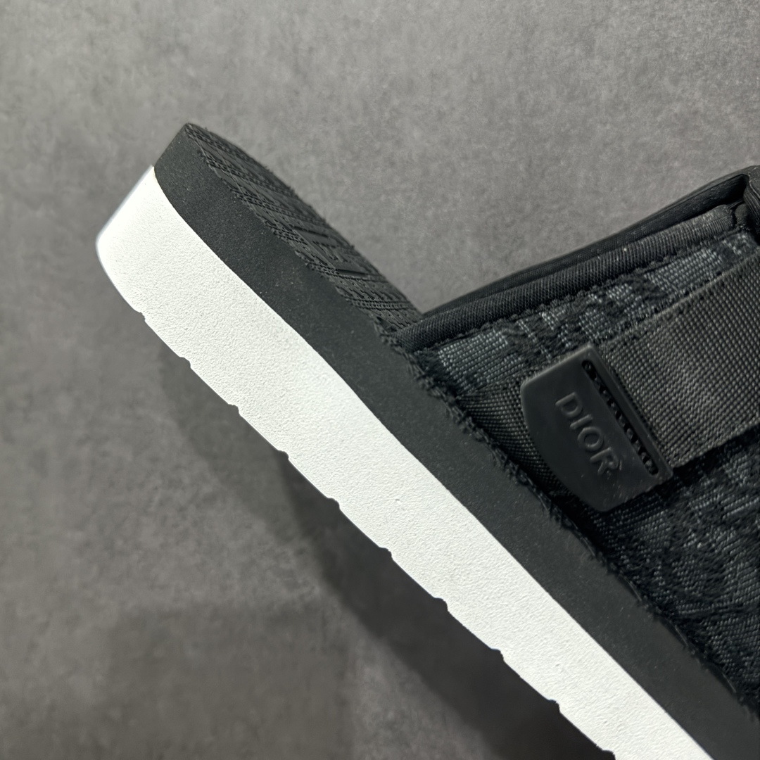 图片[6]-【广东纯原版本】Dior 迪奥 Alpha Obique 电绣时尚拖鞋 此款包头拖鞋特色在于采用米色和黑色 Dior Oblique 经典传统采用电绣提花辨识度很高 该图案最初于 1967 年引入。这款凉鞋采用结实的双色橡胶鞋底，搭配黑色尼龙饰带，侧面饰以“Dior”徽标，正面橡胶拼接保护鞋头。可搭配牛仔裤或长裤穿着，提升休闲服饰的格调 尺码：38 39 40 41 42 43 44 45 46-选品中心