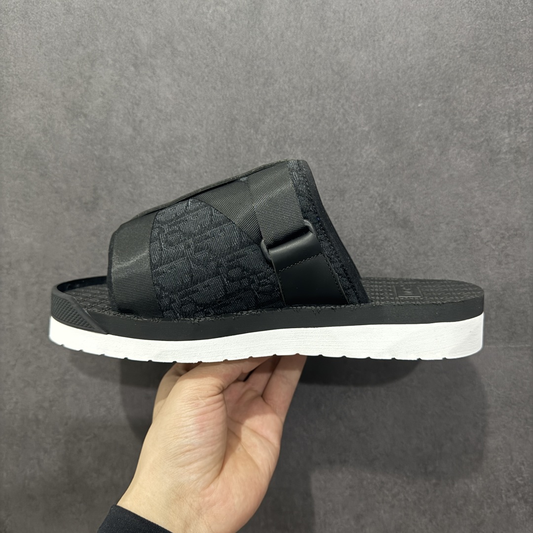 图片[2]-【广东纯原版本】Dior 迪奥 Alpha Obique 电绣时尚拖鞋 此款包头拖鞋特色在于采用米色和黑色 Dior Oblique 经典传统采用电绣提花辨识度很高 该图案最初于 1967 年引入。这款凉鞋采用结实的双色橡胶鞋底，搭配黑色尼龙饰带，侧面饰以“Dior”徽标，正面橡胶拼接保护鞋头。可搭配牛仔裤或长裤穿着，提升休闲服饰的格调 尺码：38 39 40 41 42 43 44 45 46-选品中心