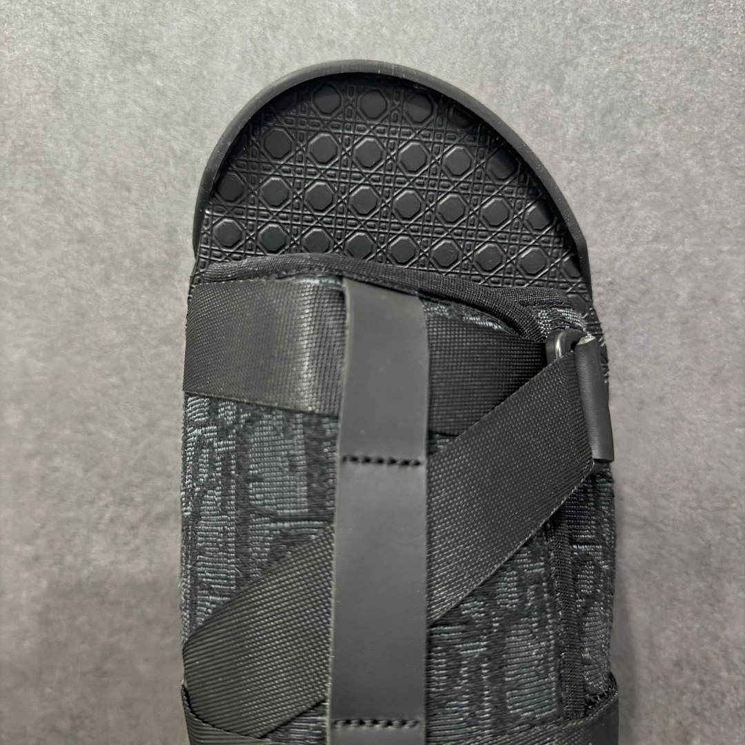图片[8]-【广东纯原版本】Dior 迪奥 Alpha Obique 电绣时尚拖鞋 此款包头拖鞋特色在于采用米色和黑色 Dior Oblique 经典传统采用电绣提花辨识度很高 该图案最初于 1967 年引入。这款凉鞋采用结实的双色橡胶鞋底，搭配黑色尼龙饰带，侧面饰以“Dior”徽标，正面橡胶拼接保护鞋头。可搭配牛仔裤或长裤穿着，提升休闲服饰的格调 尺码：38 39 40 41 42 43 44 45 46-选品中心