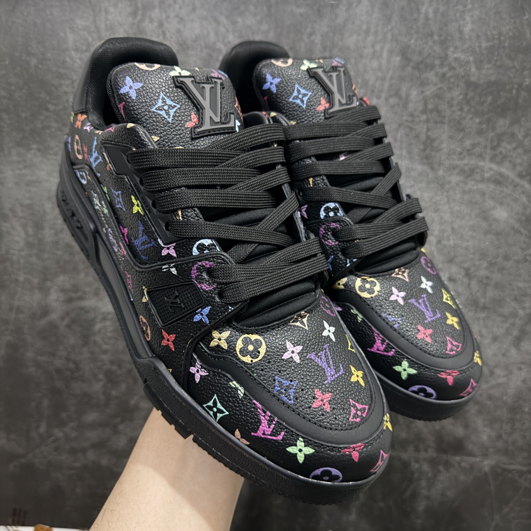 【佛山顶级超A版】Louis Vuitton LV Trainer系列 &村上隆/Takashi Murakami 黑三彩黑色 仓库现货 当天可取 佛山超A私人订单 专柜混卖零售专供 所有配色均为购买原版复刻 整体版型 皮料 市场独一无二 后跟版型都可以自行对比[机智]吊打市场所有货 怒甩十条街，欢迎拿市场各大工厂的货来对比！ 鞋舌烫金超正 压印程度秒杀市面90%以上的高端货 新配色陆续开发出货 尺码：39-45-选品中心