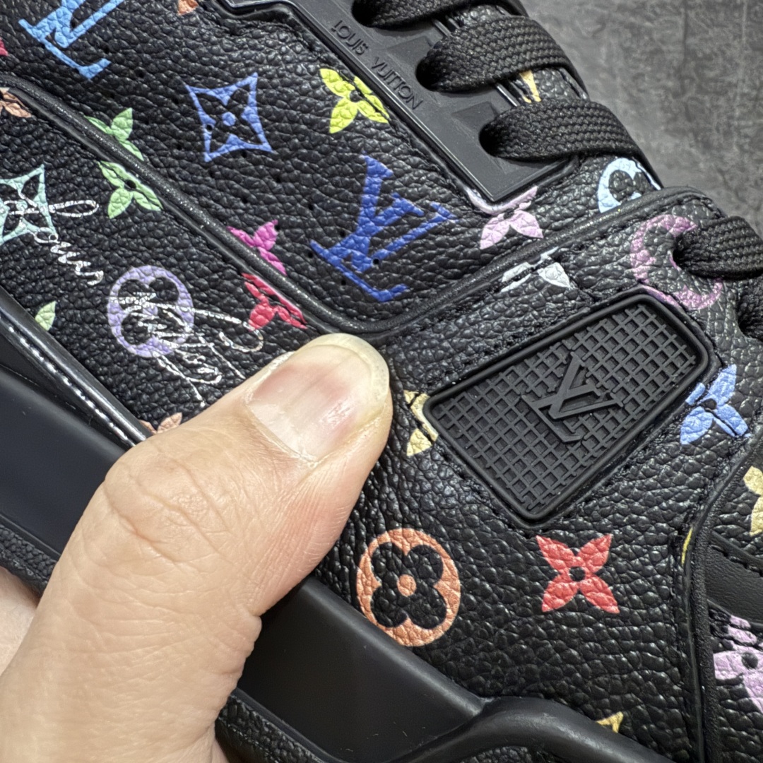 图片[5]-【佛山顶级超A版】Louis Vuitton LV Trainer系列 &村上隆/Takashi Murakami 黑三彩黑色 仓库现货 当天可取 佛山超A私人订单 专柜混卖零售专供 所有配色均为购买原版复刻 整体版型 皮料 市场独一无二 后跟版型都可以自行对比[机智]吊打市场所有货 怒甩十条街，欢迎拿市场各大工厂的货来对比！ 鞋舌烫金超正 压印程度秒杀市面90%以上的高端货 新配色陆续开发出货 尺码：39-45-选品中心