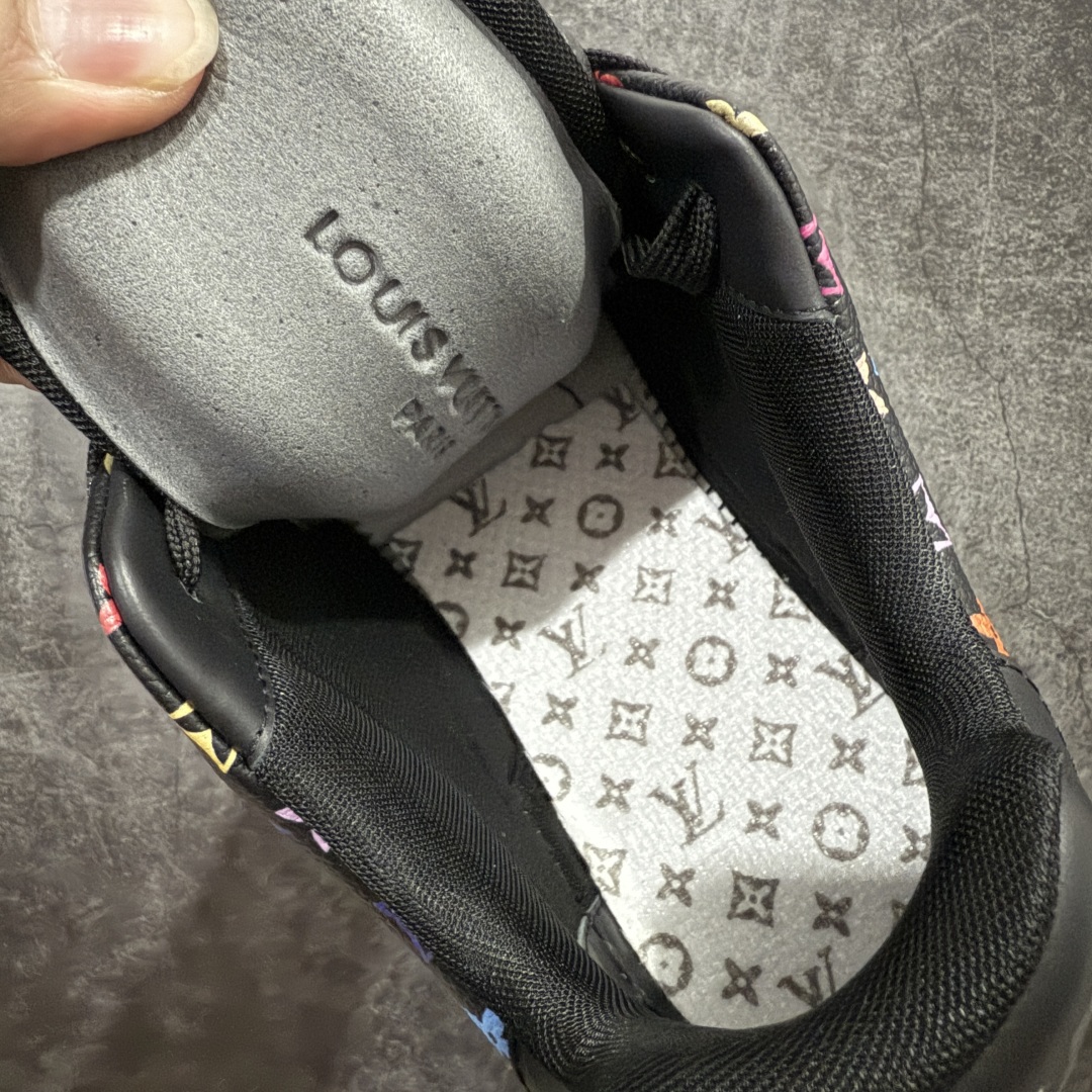 图片[10]-【佛山顶级超A版】Louis Vuitton LV Trainer系列 &村上隆/Takashi Murakami 黑三彩黑色 仓库现货 当天可取 佛山超A私人订单 专柜混卖零售专供 所有配色均为购买原版复刻 整体版型 皮料 市场独一无二 后跟版型都可以自行对比[机智]吊打市场所有货 怒甩十条街，欢迎拿市场各大工厂的货来对比！ 鞋舌烫金超正 压印程度秒杀市面90%以上的高端货 新配色陆续开发出货 尺码：39-45-选品中心
