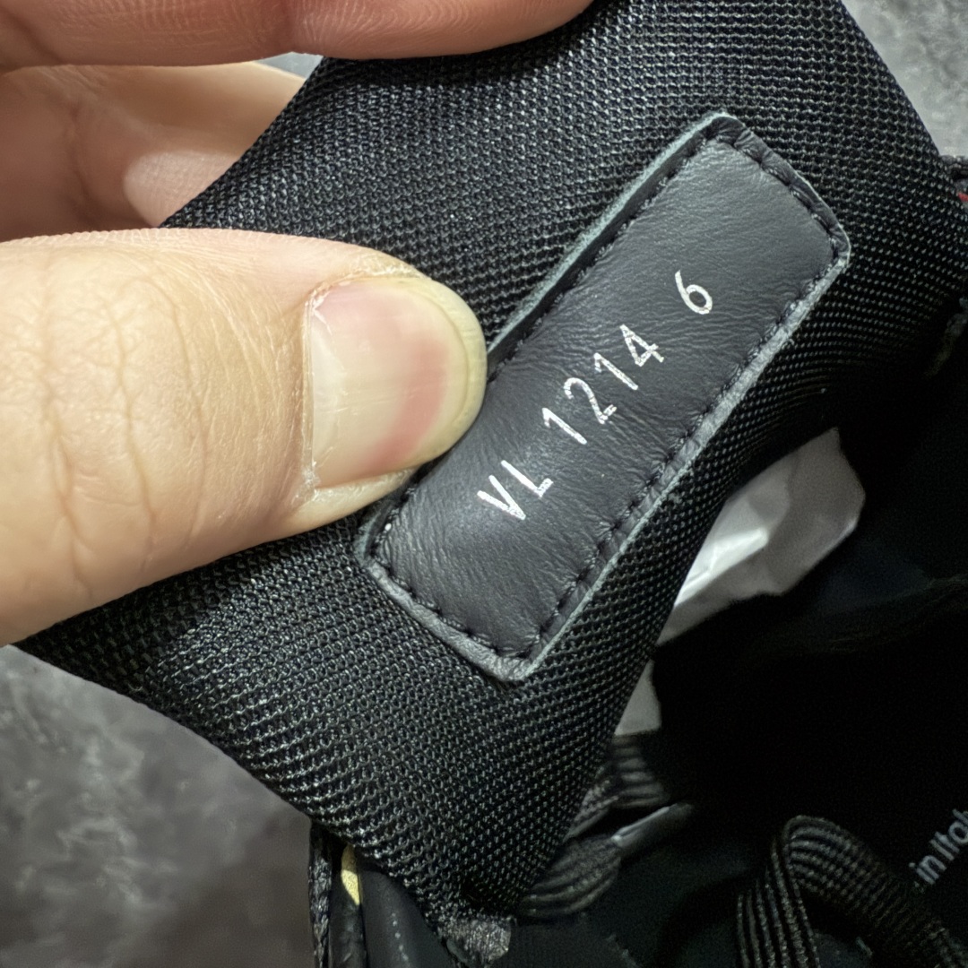 图片[8]-【佛山顶级超A版】Louis Vuitton LV Trainer系列 &村上隆/Takashi Murakami 黑三彩黑色 仓库现货 当天可取 佛山超A私人订单 专柜混卖零售专供 所有配色均为购买原版复刻 整体版型 皮料 市场独一无二 后跟版型都可以自行对比[机智]吊打市场所有货 怒甩十条街，欢迎拿市场各大工厂的货来对比！ 鞋舌烫金超正 压印程度秒杀市面90%以上的高端货 新配色陆续开发出货 尺码：39-45-选品中心