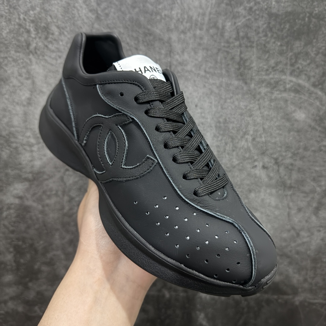 图片[3]-【广东纯原版本】𝗖𝗛𝗔𝗡𝗟||香奈儿 小香𝟐𝟎𝟐𝟓C 德训鞋熊猫鞋 超软休闲增高 众多明星推荐上脚 东莞大厂顶级品质 出入𝐙𝐆无压力 超轻超软小白鞋～3.5cm超轻厚底～很q彈又軟～巨巨好穿～上脚超级轻便舒适～强烈的踩屎感～脚踩棉花糖一样～暴走两万步～不累脚～日常穿搭的完美选择 【独家𝐙𝐏一致对版材质】 ⇢鞋面：独家原版定制❶米白色无铬柔牛皮面 ❷定制贴摔纹牛皮灰白色牛层 ⇢内里：独家原版定制 ❶柔软米白色羊皮里 ❷柔软浅灰色羊皮里透气三明治网布 ⇢垫脚：独家原版定制吸汗莱卡布注塑eva脚床 ⇢大底：独家原版开发私摸双拼tpr大底 【底高：2.5cm左右】 懂货的自然懂～代购品质绝对完全不一样 𝐒𝐈𝐙𝐄：35、36、37、38、39、40-选品中心