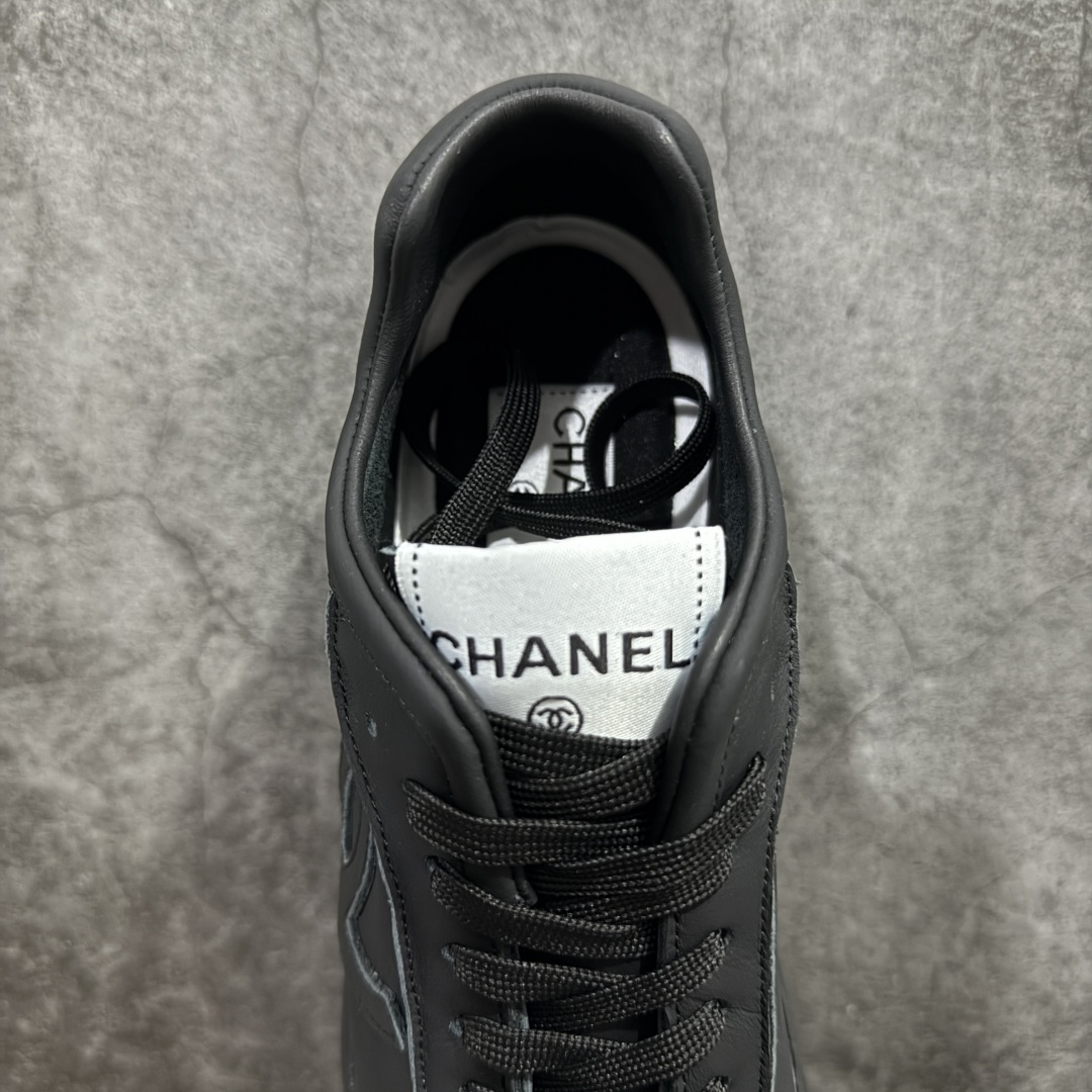 图片[8]-【广东纯原版本】𝗖𝗛𝗔𝗡𝗟||香奈儿 小香𝟐𝟎𝟐𝟓C 德训鞋熊猫鞋 超软休闲增高 众多明星推荐上脚 东莞大厂顶级品质 出入𝐙𝐆无压力 超轻超软小白鞋～3.5cm超轻厚底～很q彈又軟～巨巨好穿～上脚超级轻便舒适～强烈的踩屎感～脚踩棉花糖一样～暴走两万步～不累脚～日常穿搭的完美选择 【独家𝐙𝐏一致对版材质】 ⇢鞋面：独家原版定制❶米白色无铬柔牛皮面 ❷定制贴摔纹牛皮灰白色牛层 ⇢内里：独家原版定制 ❶柔软米白色羊皮里 ❷柔软浅灰色羊皮里透气三明治网布 ⇢垫脚：独家原版定制吸汗莱卡布注塑eva脚床 ⇢大底：独家原版开发私摸双拼tpr大底 【底高：2.5cm左右】 懂货的自然懂～代购品质绝对完全不一样 𝐒𝐈𝐙𝐄：35、36、37、38、39、40-选品中心