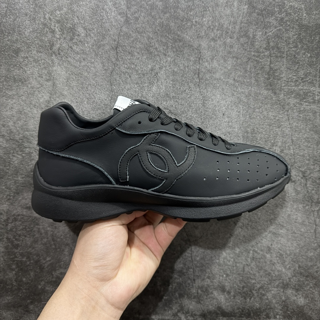 【广东纯原版本】𝗖𝗛𝗔𝗡𝗟||香奈儿 小香𝟐𝟎𝟐𝟓C 德训鞋熊猫鞋 超软休闲增高 众多明星推荐上脚 东莞大厂顶级品质 出入𝐙𝐆无压力 超轻超软小白鞋～3.5cm超轻厚底～很q彈又軟～巨巨好穿～上脚超级轻便舒适～强烈的踩屎感～脚踩棉花糖一样～暴走两万步～不累脚～日常穿搭的完美选择 【独家𝐙𝐏一致对版材质】 ⇢鞋面：独家原版定制❶米白色无铬柔牛皮面 ❷定制贴摔纹牛皮灰白色牛层 ⇢内里：独家原版定制 ❶柔软米白色羊皮里 ❷柔软浅灰色羊皮里透气三明治网布 ⇢垫脚：独家原版定制吸汗莱卡布注塑eva脚床 ⇢大底：独家原版开发私摸双拼tpr大底 【底高：2.5cm左右】 懂货的自然懂～代购品质绝对完全不一样 𝐒𝐈𝐙𝐄：35、36、37、38、39、40-选品中心