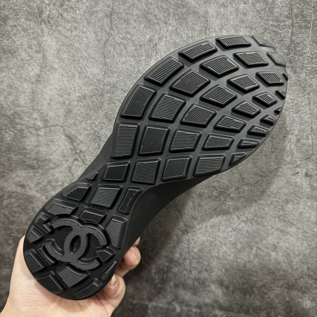 图片[9]-【广东纯原版本】𝗖𝗛𝗔𝗡𝗟||香奈儿 小香𝟐𝟎𝟐𝟓C 德训鞋熊猫鞋 超软休闲增高 众多明星推荐上脚 东莞大厂顶级品质 出入𝐙𝐆无压力 超轻超软小白鞋～3.5cm超轻厚底～很q彈又軟～巨巨好穿～上脚超级轻便舒适～强烈的踩屎感～脚踩棉花糖一样～暴走两万步～不累脚～日常穿搭的完美选择 【独家𝐙𝐏一致对版材质】 ⇢鞋面：独家原版定制❶米白色无铬柔牛皮面 ❷定制贴摔纹牛皮灰白色牛层 ⇢内里：独家原版定制 ❶柔软米白色羊皮里 ❷柔软浅灰色羊皮里透气三明治网布 ⇢垫脚：独家原版定制吸汗莱卡布注塑eva脚床 ⇢大底：独家原版开发私摸双拼tpr大底 【底高：2.5cm左右】 懂货的自然懂～代购品质绝对完全不一样 𝐒𝐈𝐙𝐄：35、36、37、38、39、40-选品中心