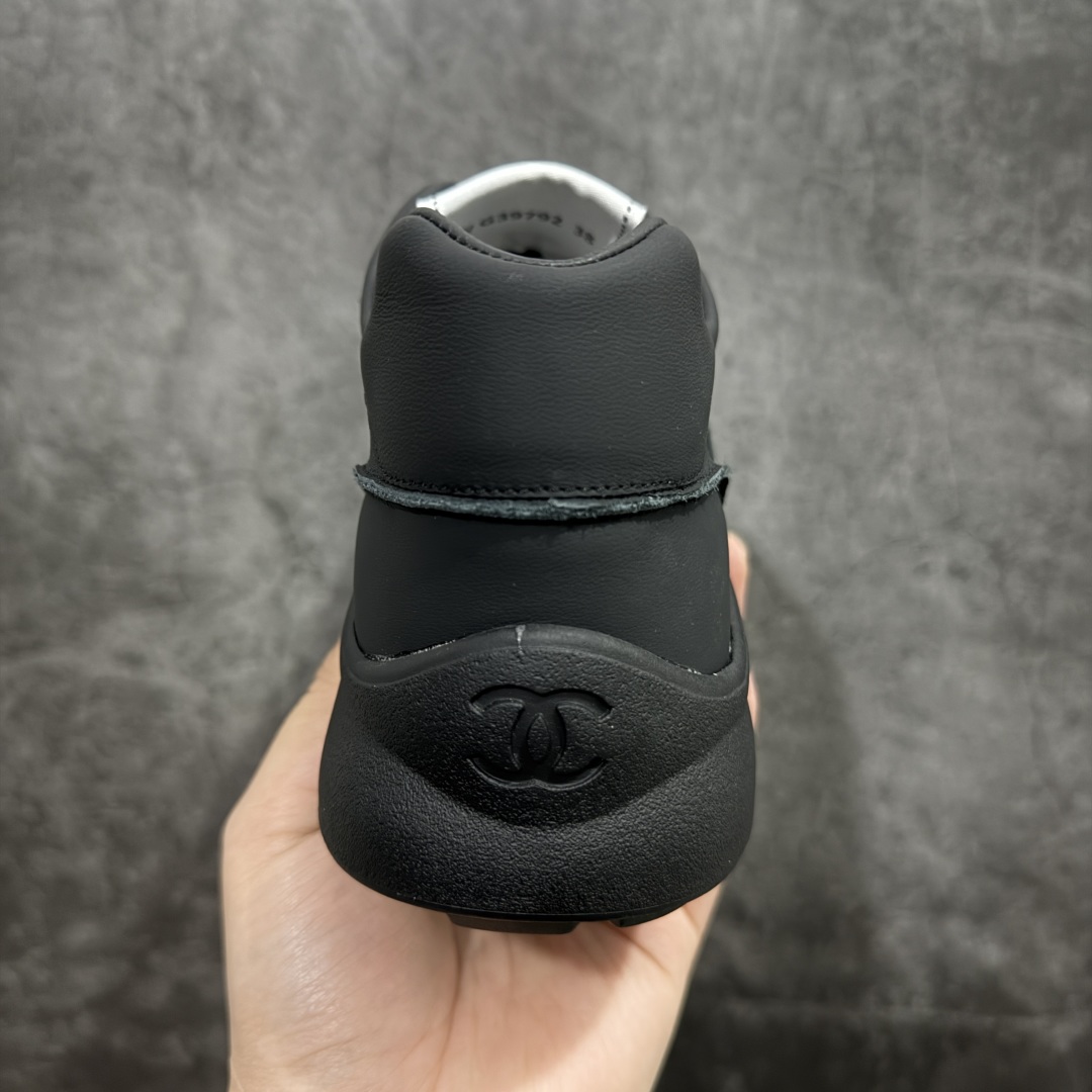 图片[4]-【广东纯原版本】𝗖𝗛𝗔𝗡𝗟||香奈儿 小香𝟐𝟎𝟐𝟓C 德训鞋熊猫鞋 超软休闲增高 众多明星推荐上脚 东莞大厂顶级品质 出入𝐙𝐆无压力 超轻超软小白鞋～3.5cm超轻厚底～很q彈又軟～巨巨好穿～上脚超级轻便舒适～强烈的踩屎感～脚踩棉花糖一样～暴走两万步～不累脚～日常穿搭的完美选择 【独家𝐙𝐏一致对版材质】 ⇢鞋面：独家原版定制❶米白色无铬柔牛皮面 ❷定制贴摔纹牛皮灰白色牛层 ⇢内里：独家原版定制 ❶柔软米白色羊皮里 ❷柔软浅灰色羊皮里透气三明治网布 ⇢垫脚：独家原版定制吸汗莱卡布注塑eva脚床 ⇢大底：独家原版开发私摸双拼tpr大底 【底高：2.5cm左右】 懂货的自然懂～代购品质绝对完全不一样 𝐒𝐈𝐙𝐄：35、36、37、38、39、40-选品中心