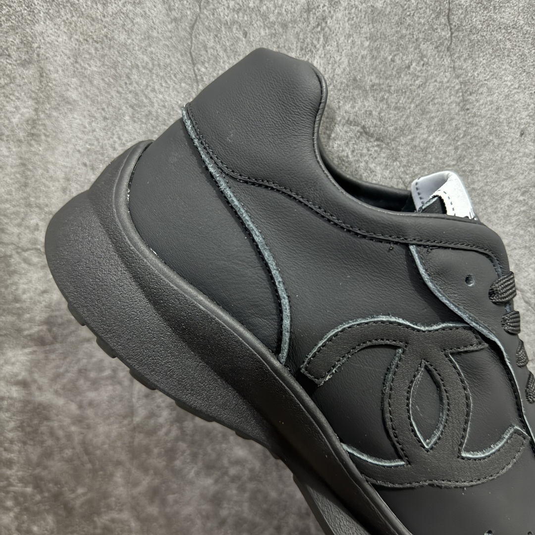 图片[7]-【广东纯原版本】𝗖𝗛𝗔𝗡𝗟||香奈儿 小香𝟐𝟎𝟐𝟓C 德训鞋熊猫鞋 超软休闲增高 众多明星推荐上脚 东莞大厂顶级品质 出入𝐙𝐆无压力 超轻超软小白鞋～3.5cm超轻厚底～很q彈又軟～巨巨好穿～上脚超级轻便舒适～强烈的踩屎感～脚踩棉花糖一样～暴走两万步～不累脚～日常穿搭的完美选择 【独家𝐙𝐏一致对版材质】 ⇢鞋面：独家原版定制❶米白色无铬柔牛皮面 ❷定制贴摔纹牛皮灰白色牛层 ⇢内里：独家原版定制 ❶柔软米白色羊皮里 ❷柔软浅灰色羊皮里透气三明治网布 ⇢垫脚：独家原版定制吸汗莱卡布注塑eva脚床 ⇢大底：独家原版开发私摸双拼tpr大底 【底高：2.5cm左右】 懂货的自然懂～代购品质绝对完全不一样 𝐒𝐈𝐙𝐄：35、36、37、38、39、40-选品中心