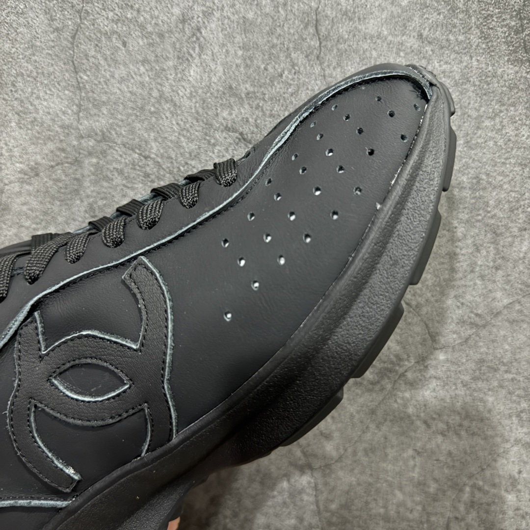 图片[6]-【广东纯原版本】𝗖𝗛𝗔𝗡𝗟||香奈儿 小香𝟐𝟎𝟐𝟓C 德训鞋熊猫鞋 超软休闲增高 众多明星推荐上脚 东莞大厂顶级品质 出入𝐙𝐆无压力 超轻超软小白鞋～3.5cm超轻厚底～很q彈又軟～巨巨好穿～上脚超级轻便舒适～强烈的踩屎感～脚踩棉花糖一样～暴走两万步～不累脚～日常穿搭的完美选择 【独家𝐙𝐏一致对版材质】 ⇢鞋面：独家原版定制❶米白色无铬柔牛皮面 ❷定制贴摔纹牛皮灰白色牛层 ⇢内里：独家原版定制 ❶柔软米白色羊皮里 ❷柔软浅灰色羊皮里透气三明治网布 ⇢垫脚：独家原版定制吸汗莱卡布注塑eva脚床 ⇢大底：独家原版开发私摸双拼tpr大底 【底高：2.5cm左右】 懂货的自然懂～代购品质绝对完全不一样 𝐒𝐈𝐙𝐄：35、36、37、38、39、40-选品中心