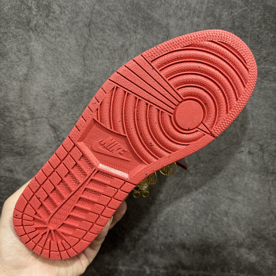 图片[9]-【纯原礼盒版本】Air Jordan 1 Low \”Wedding\”乔丹1代低帮 秀禾婚鞋 佳偶天成 货号：FJ3459-160 该定制版球鞋选用原鞋款为Air Jordan 1 Low og 耐磨高帮复古篮球鞋，灵感来自中式婚庆，保留原鞋灰白红基调的基础上，叠加红色丝绒鞋带、增加整体的质感。配饰有双喜金属小挂件，再次呼应主题，呈现出中式婚礼的喜庆、庄重、雅致！鞋面金属挂件及鞋头喜字均可拆卸，同时满足婚庆和日常穿搭需求。本产品所有图片均为实物拍摄，受环境、设备影响会存在微小的色彩差异。定制球鞋均为纯手工定制，满足日常穿戴需求，穿着过程尽量避免剧烈运动和锐物划伤、避免使用高浓度的有机溶剂进行擦洗。 尺码：35.5 36 36.5 37.5 38 38.5 39 40 40.5 41 42 42.5 43 44 44.5 45 46-选品中心
