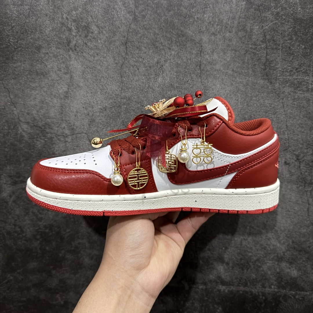 图片[2]-【纯原礼盒版本】Air Jordan 1 Low \”Wedding\”乔丹1代低帮 秀禾婚鞋 佳偶天成 货号：FJ3459-160 该定制版球鞋选用原鞋款为Air Jordan 1 Low og 耐磨高帮复古篮球鞋，灵感来自中式婚庆，保留原鞋灰白红基调的基础上，叠加红色丝绒鞋带、增加整体的质感。配饰有双喜金属小挂件，再次呼应主题，呈现出中式婚礼的喜庆、庄重、雅致！鞋面金属挂件及鞋头喜字均可拆卸，同时满足婚庆和日常穿搭需求。本产品所有图片均为实物拍摄，受环境、设备影响会存在微小的色彩差异。定制球鞋均为纯手工定制，满足日常穿戴需求，穿着过程尽量避免剧烈运动和锐物划伤、避免使用高浓度的有机溶剂进行擦洗。 尺码：35.5 36 36.5 37.5 38 38.5 39 40 40.5 41 42 42.5 43 44 44.5 45 46-选品中心