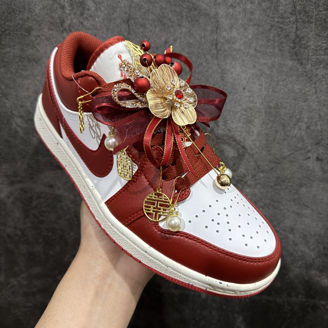 图片[3]-【纯原礼盒版本】Air Jordan 1 Low \”Wedding\”乔丹1代低帮 秀禾婚鞋 佳偶天成 货号：FJ3459-160 该定制版球鞋选用原鞋款为Air Jordan 1 Low og 耐磨高帮复古篮球鞋，灵感来自中式婚庆，保留原鞋灰白红基调的基础上，叠加红色丝绒鞋带、增加整体的质感。配饰有双喜金属小挂件，再次呼应主题，呈现出中式婚礼的喜庆、庄重、雅致！鞋面金属挂件及鞋头喜字均可拆卸，同时满足婚庆和日常穿搭需求。本产品所有图片均为实物拍摄，受环境、设备影响会存在微小的色彩差异。定制球鞋均为纯手工定制，满足日常穿戴需求，穿着过程尽量避免剧烈运动和锐物划伤、避免使用高浓度的有机溶剂进行擦洗。 尺码：35.5 36 36.5 37.5 38 38.5 39 40 40.5 41 42 42.5 43 44 44.5 45 46-选品中心