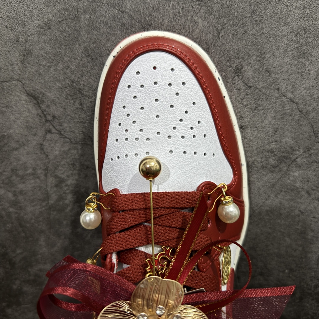 图片[5]-【纯原礼盒版本】Air Jordan 1 Low \”Wedding\”乔丹1代低帮 秀禾婚鞋 佳偶天成 货号：FJ3459-160 该定制版球鞋选用原鞋款为Air Jordan 1 Low og 耐磨高帮复古篮球鞋，灵感来自中式婚庆，保留原鞋灰白红基调的基础上，叠加红色丝绒鞋带、增加整体的质感。配饰有双喜金属小挂件，再次呼应主题，呈现出中式婚礼的喜庆、庄重、雅致！鞋面金属挂件及鞋头喜字均可拆卸，同时满足婚庆和日常穿搭需求。本产品所有图片均为实物拍摄，受环境、设备影响会存在微小的色彩差异。定制球鞋均为纯手工定制，满足日常穿戴需求，穿着过程尽量避免剧烈运动和锐物划伤、避免使用高浓度的有机溶剂进行擦洗。 尺码：35.5 36 36.5 37.5 38 38.5 39 40 40.5 41 42 42.5 43 44 44.5 45 46-选品中心