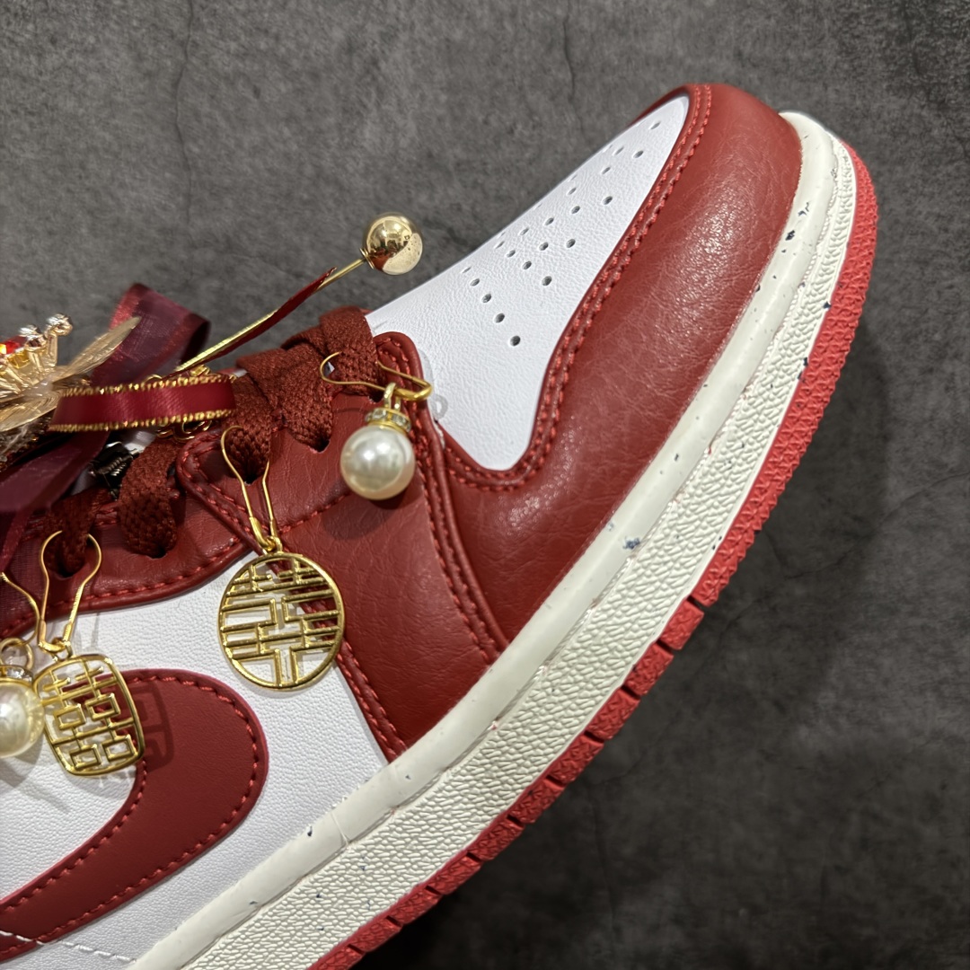 图片[6]-【纯原礼盒版本】Air Jordan 1 Low \”Wedding\”乔丹1代低帮 秀禾婚鞋 佳偶天成 货号：FJ3459-160 该定制版球鞋选用原鞋款为Air Jordan 1 Low og 耐磨高帮复古篮球鞋，灵感来自中式婚庆，保留原鞋灰白红基调的基础上，叠加红色丝绒鞋带、增加整体的质感。配饰有双喜金属小挂件，再次呼应主题，呈现出中式婚礼的喜庆、庄重、雅致！鞋面金属挂件及鞋头喜字均可拆卸，同时满足婚庆和日常穿搭需求。本产品所有图片均为实物拍摄，受环境、设备影响会存在微小的色彩差异。定制球鞋均为纯手工定制，满足日常穿戴需求，穿着过程尽量避免剧烈运动和锐物划伤、避免使用高浓度的有机溶剂进行擦洗。 尺码：35.5 36 36.5 37.5 38 38.5 39 40 40.5 41 42 42.5 43 44 44.5 45 46-选品中心